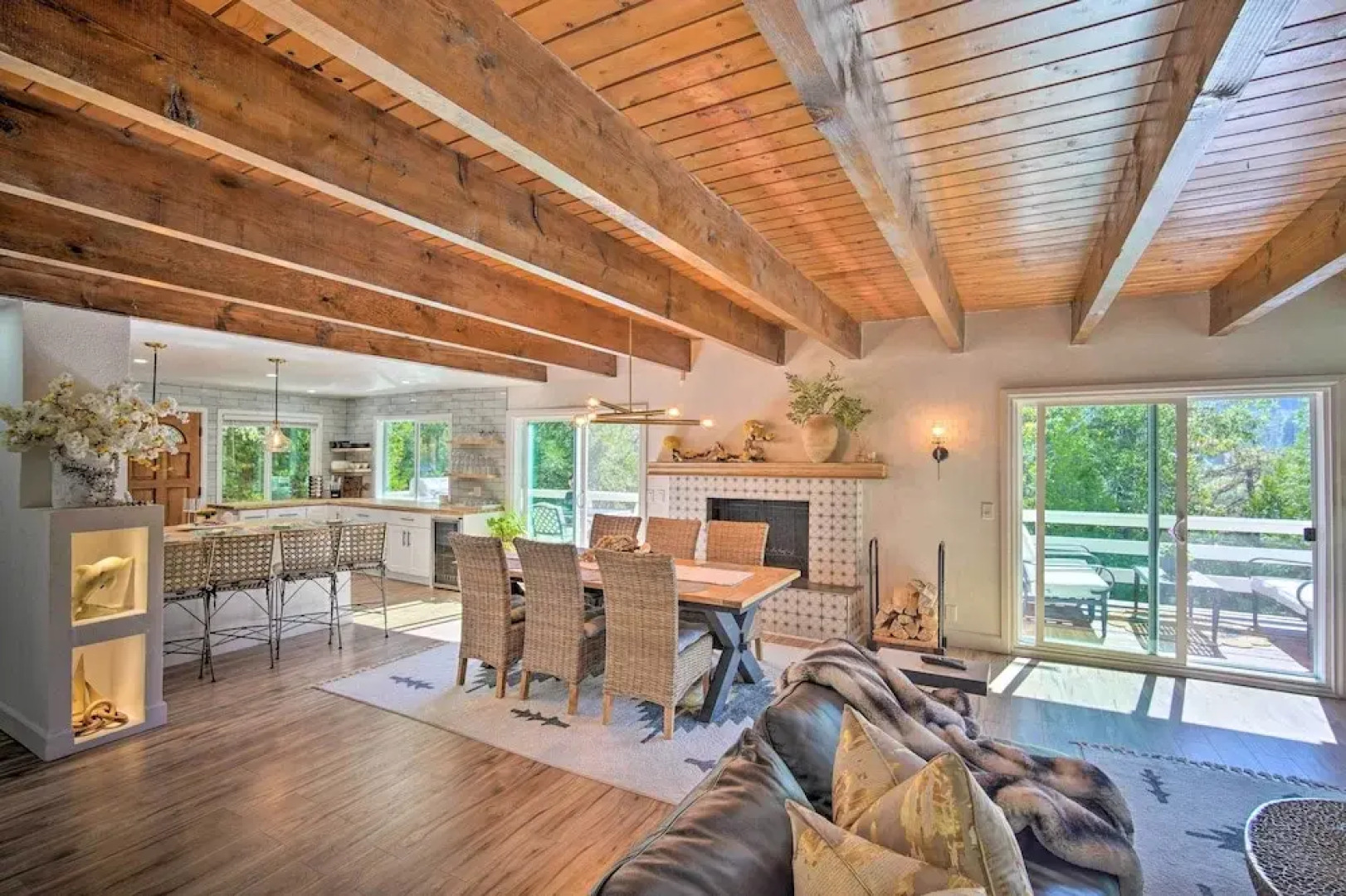 Picturesque Cabin: 2 Balconies, Walk to Lake!