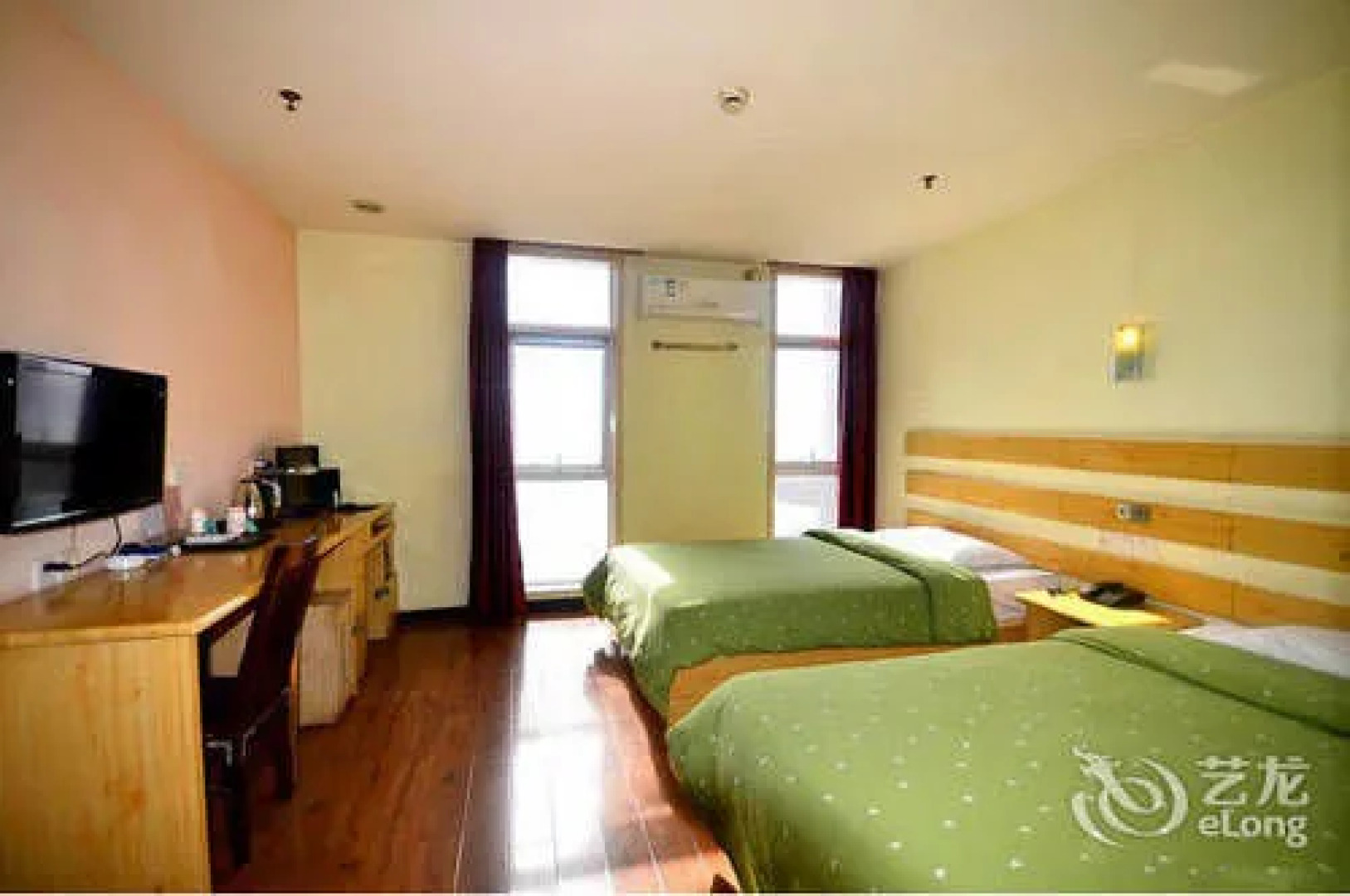 Yonggang Business Hotel