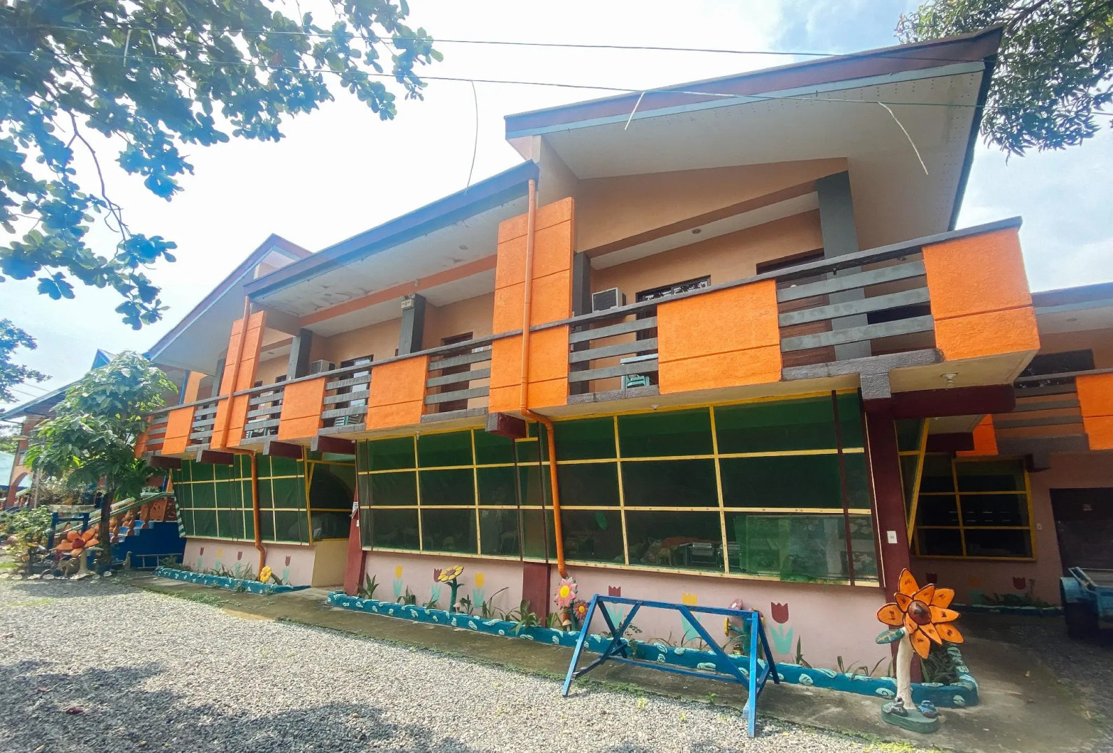 RedDoorz Hostel @ Johneva Beach Resort and Campstie Zambales