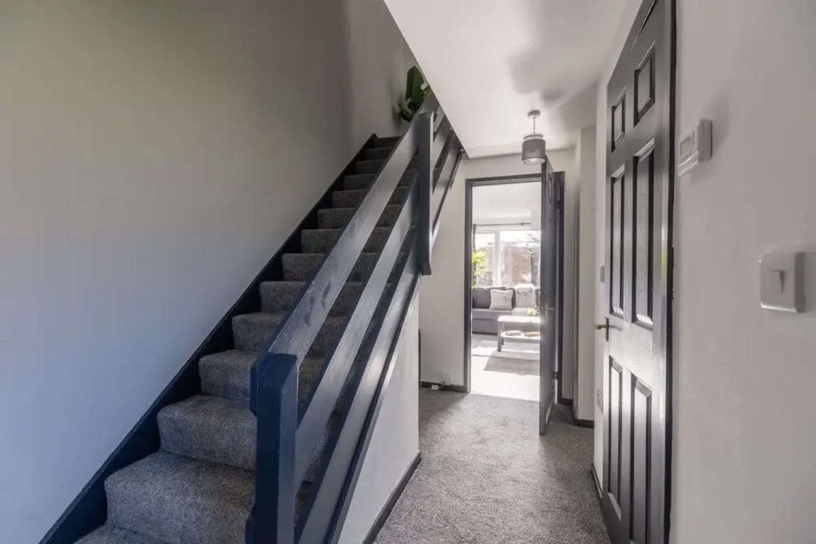 Modern 3 Bed House-free Parking