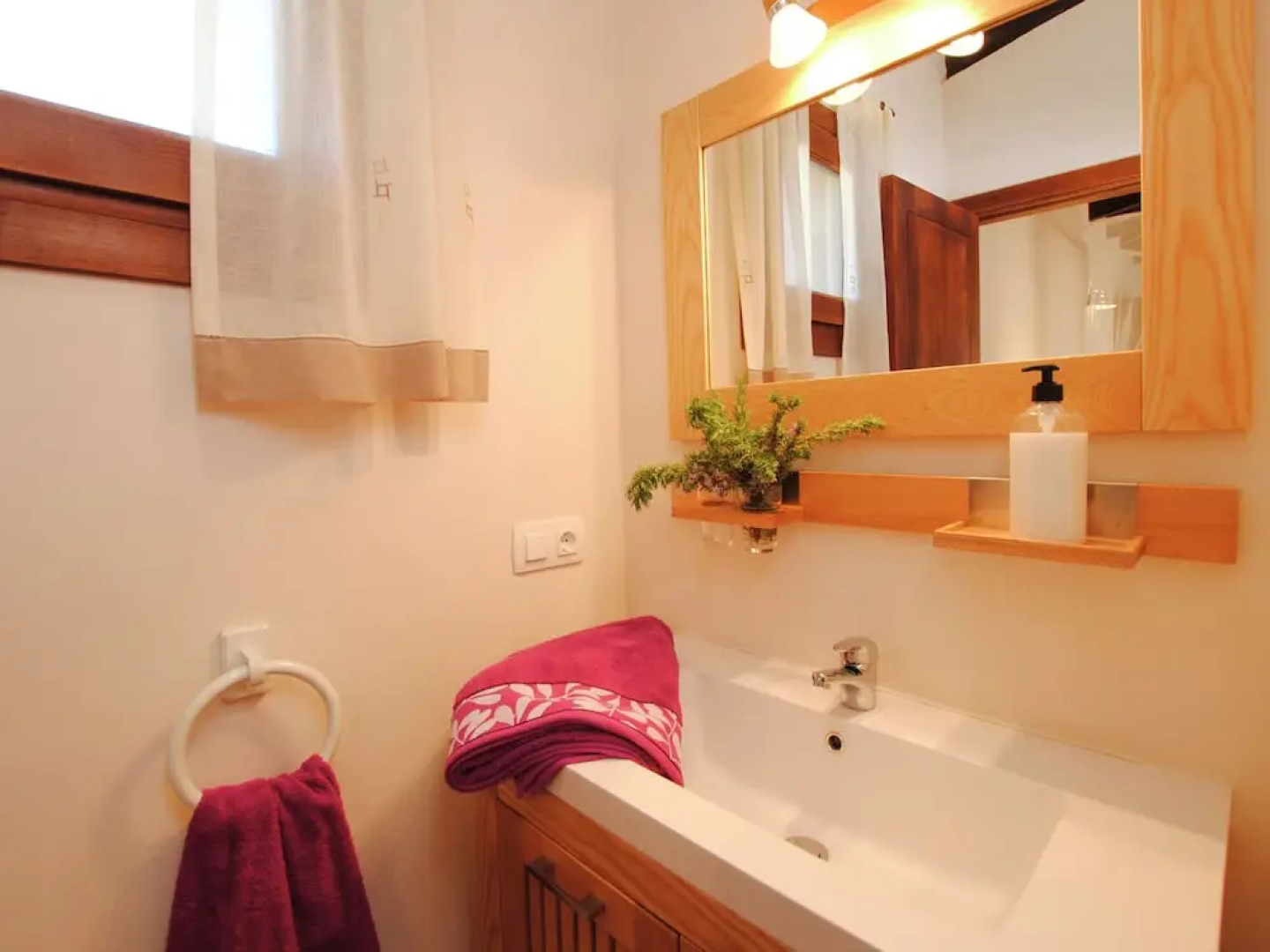 Spacious Cottage Near Santa Maria del Camí Centre