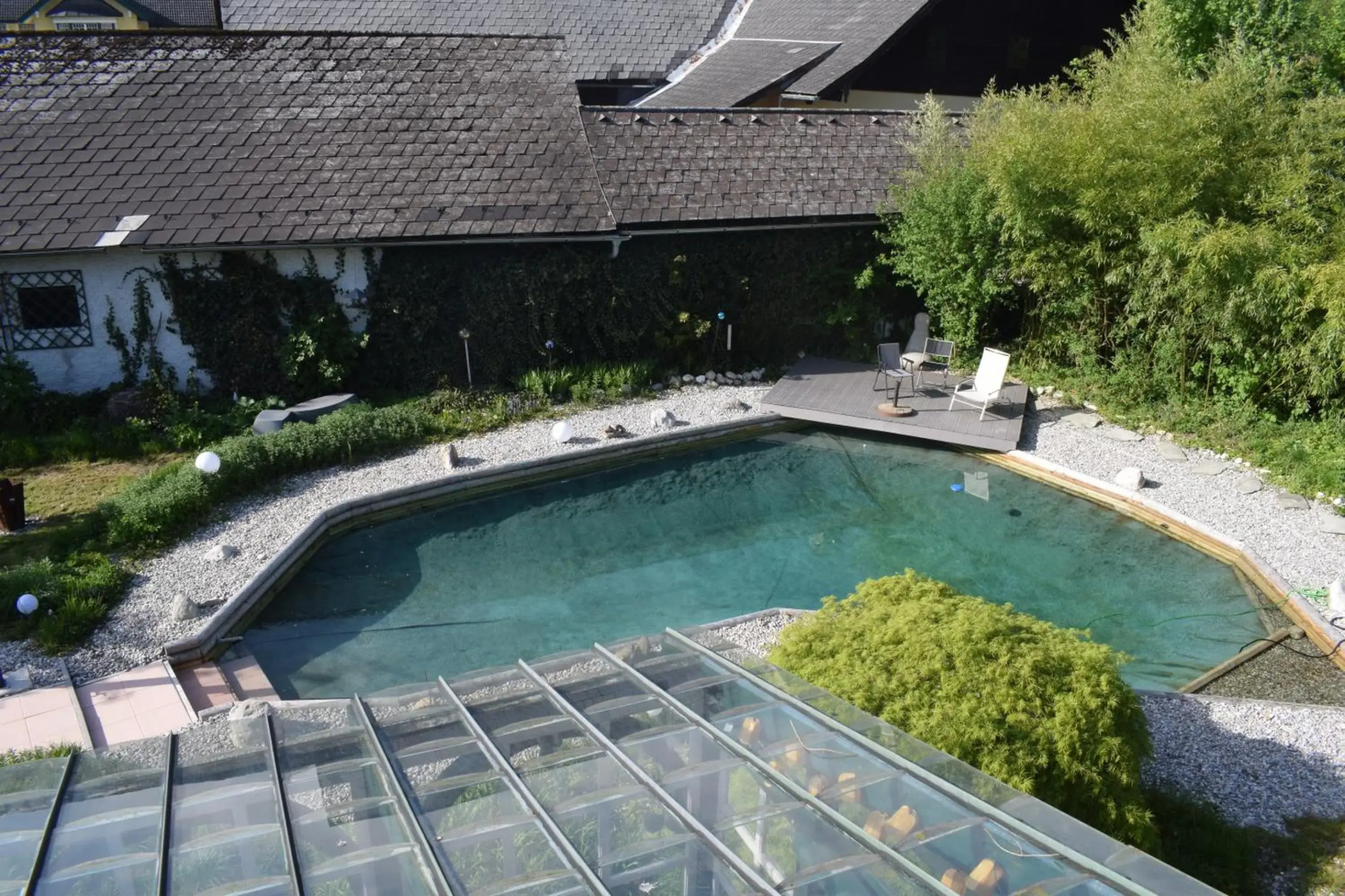 Haus in Anif bei Salzburg mit Sauna und Garten mit Badeteich
