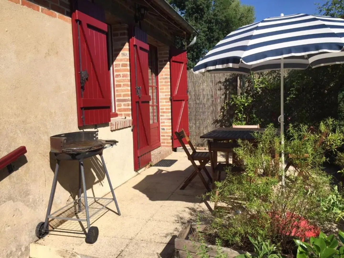 La Maison aux Volets Rouges