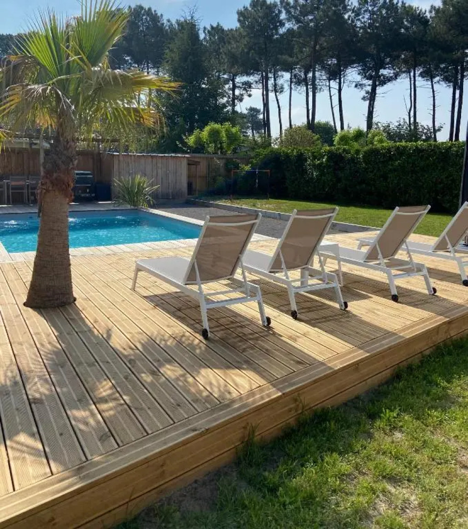 Maison avec sa grande terrasse ensoleillée