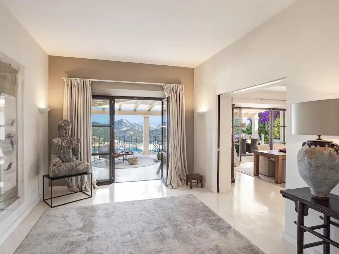 Majestic Villa With Harbour Views