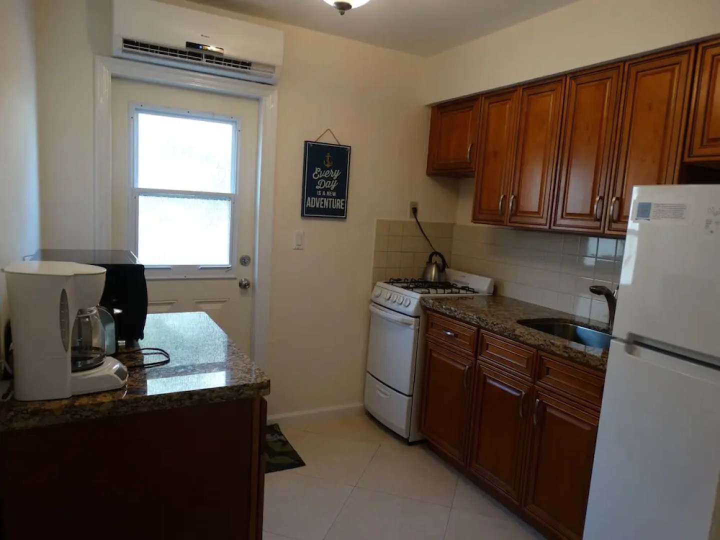 Sunny Shores Inn & Suites