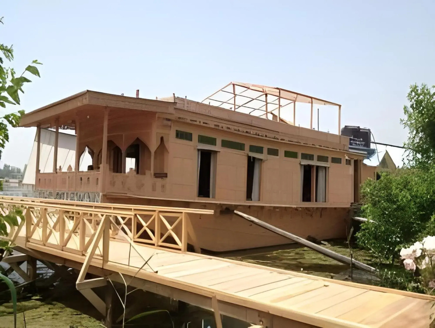 Little Majestic Group of House Boats