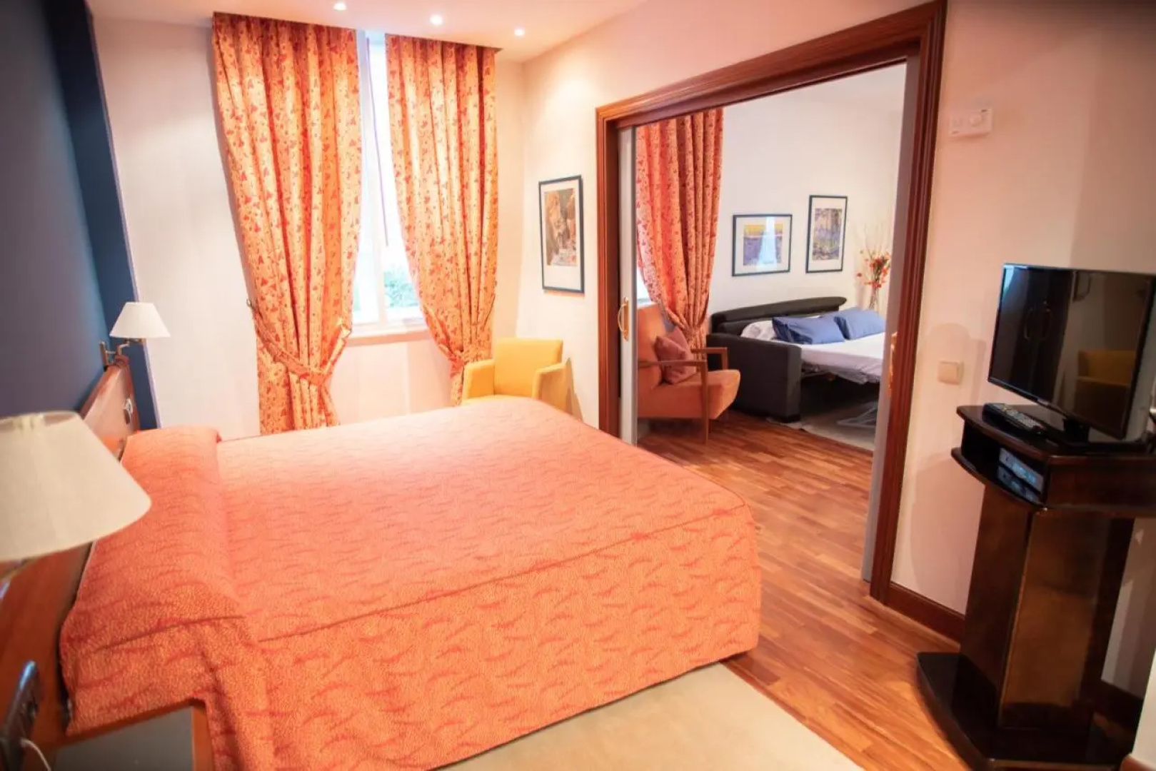 Hotel Mondragon