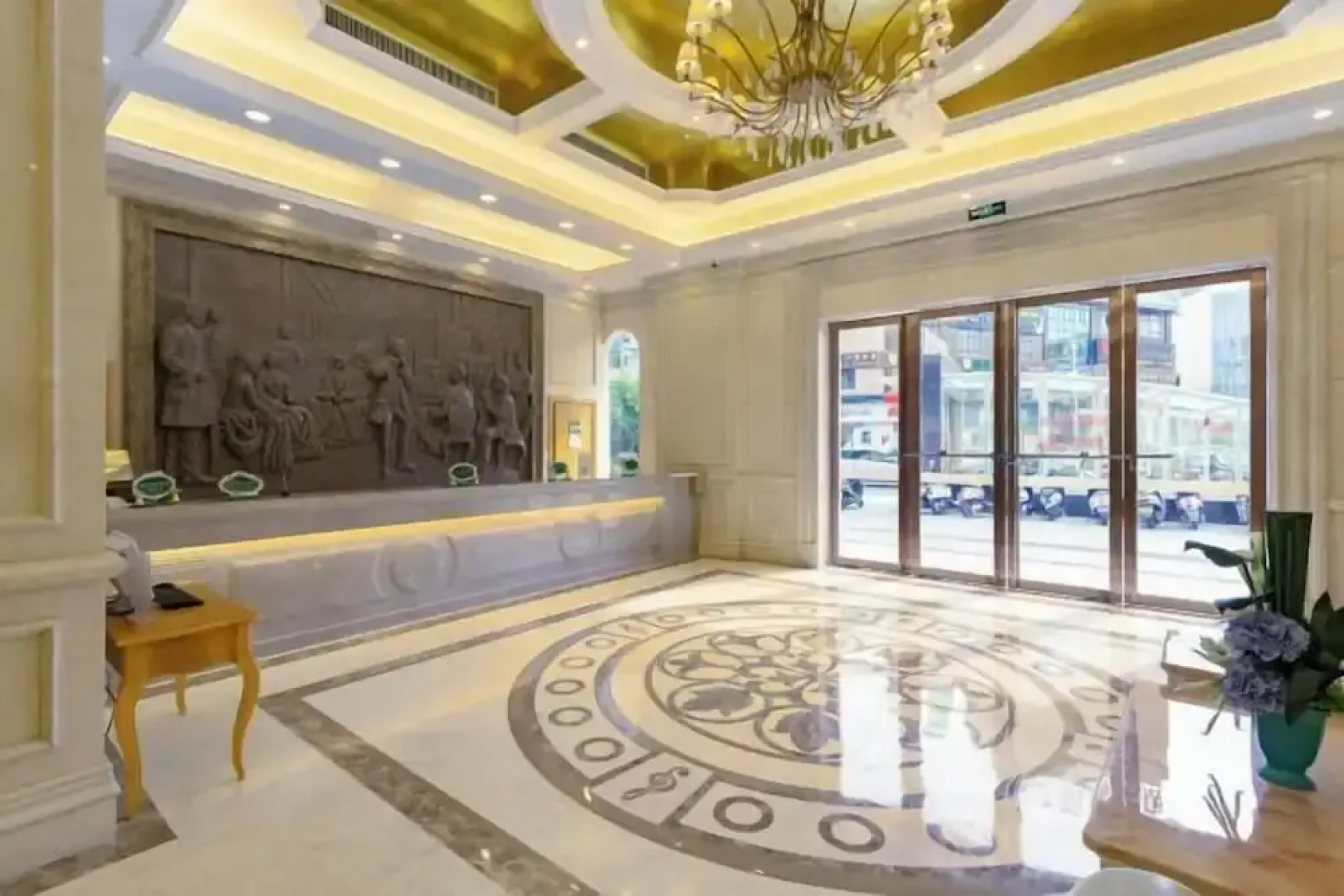 Vienna Hotel (Lingshan Liufengshan Pedestrian Street)