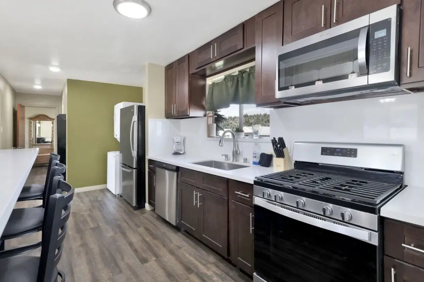 1900 - The Farmhouse Experience 4 Bedroom Home by RedAwning