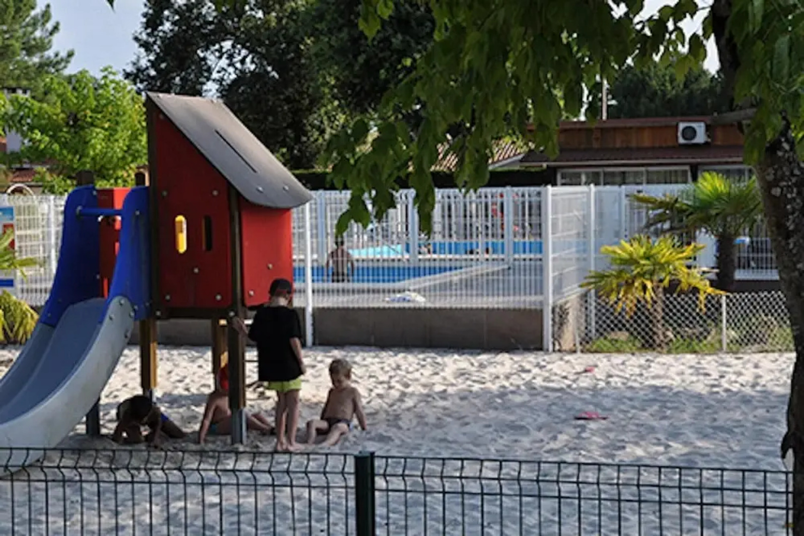 Bungalow With 3 Bedrooms in Andernos-les-bains, With Pool Access and F