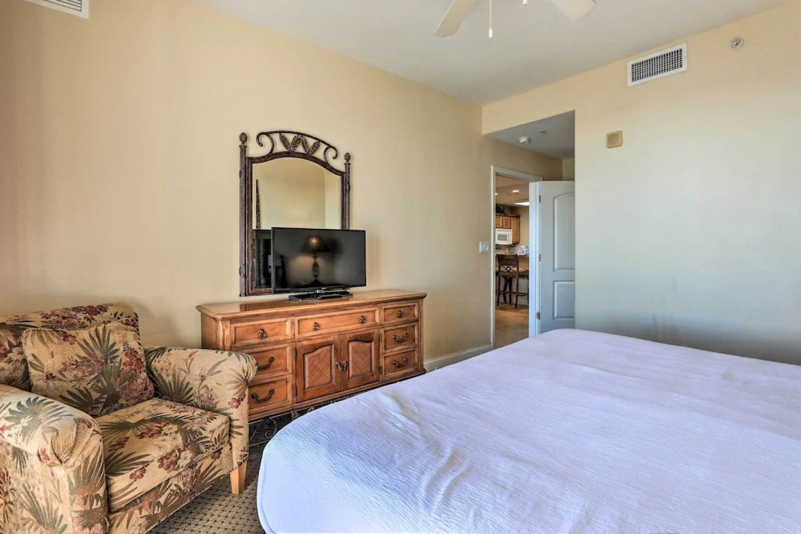 1 Mi to Disney: Lakefront Condo w/ Pool Access!