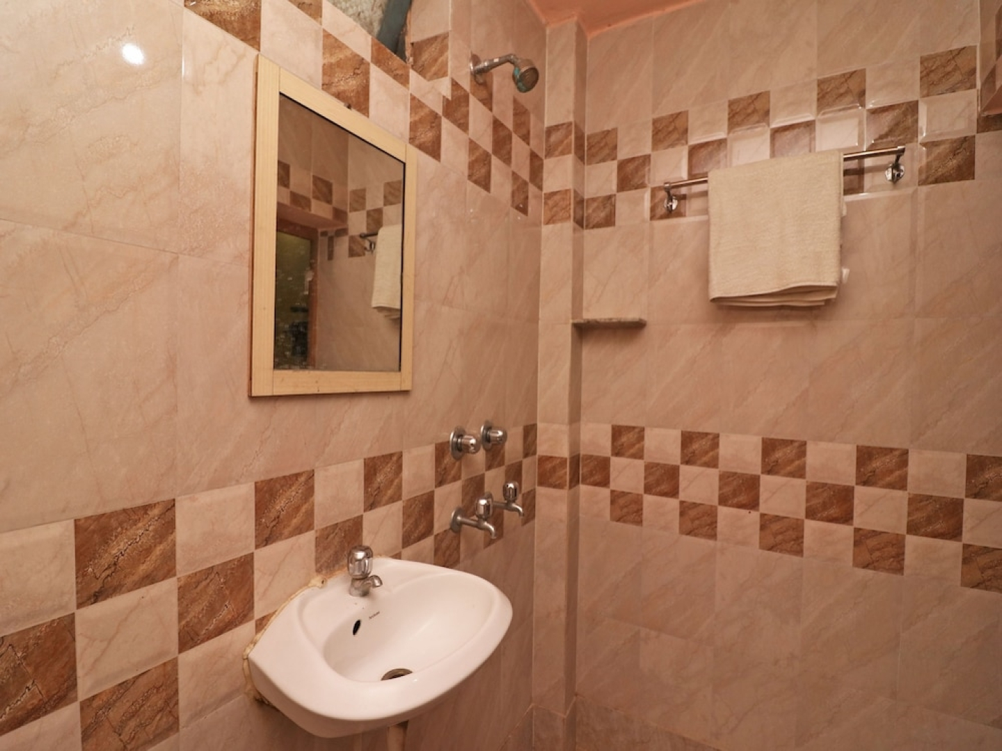 Spot On 39527 Hotel Saraogi