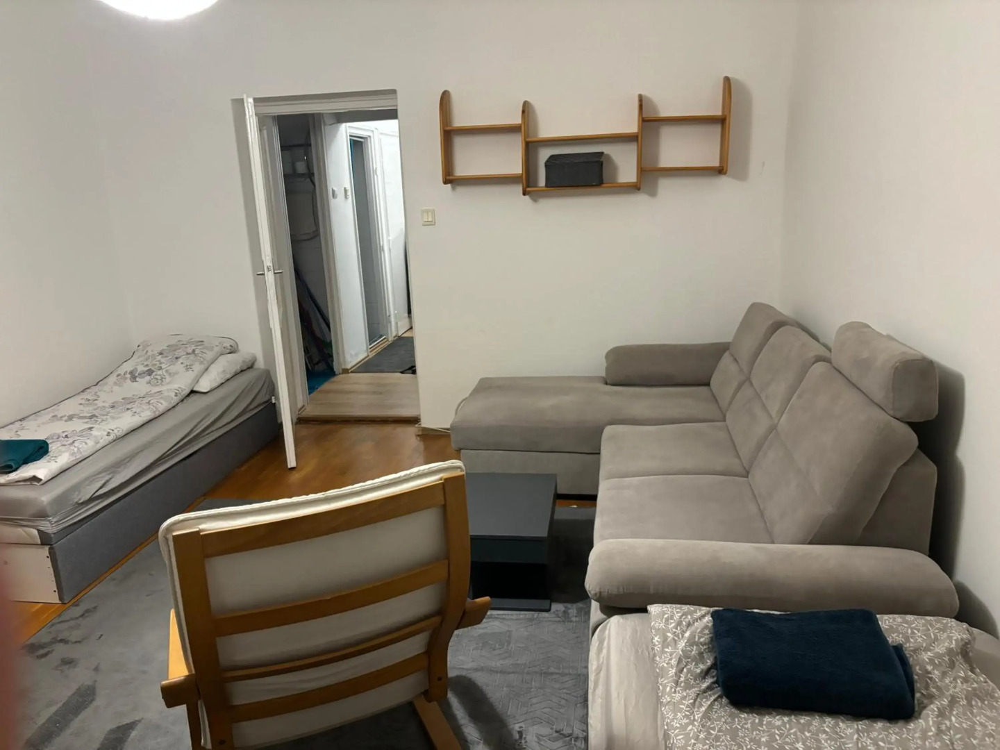 Újszerű, jól felszerelt lakás a város szîvében hűsîtőkkel, reggelivel, ingyenes parkolással!