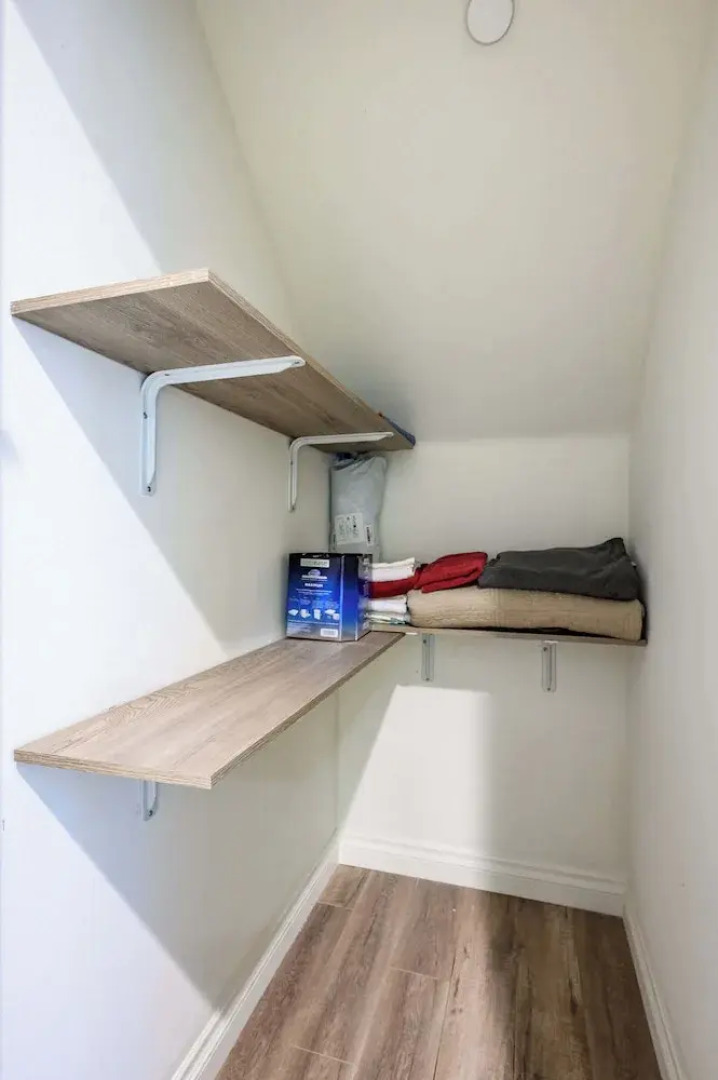 Private Entry Suite w Patio Bath Kitchenette