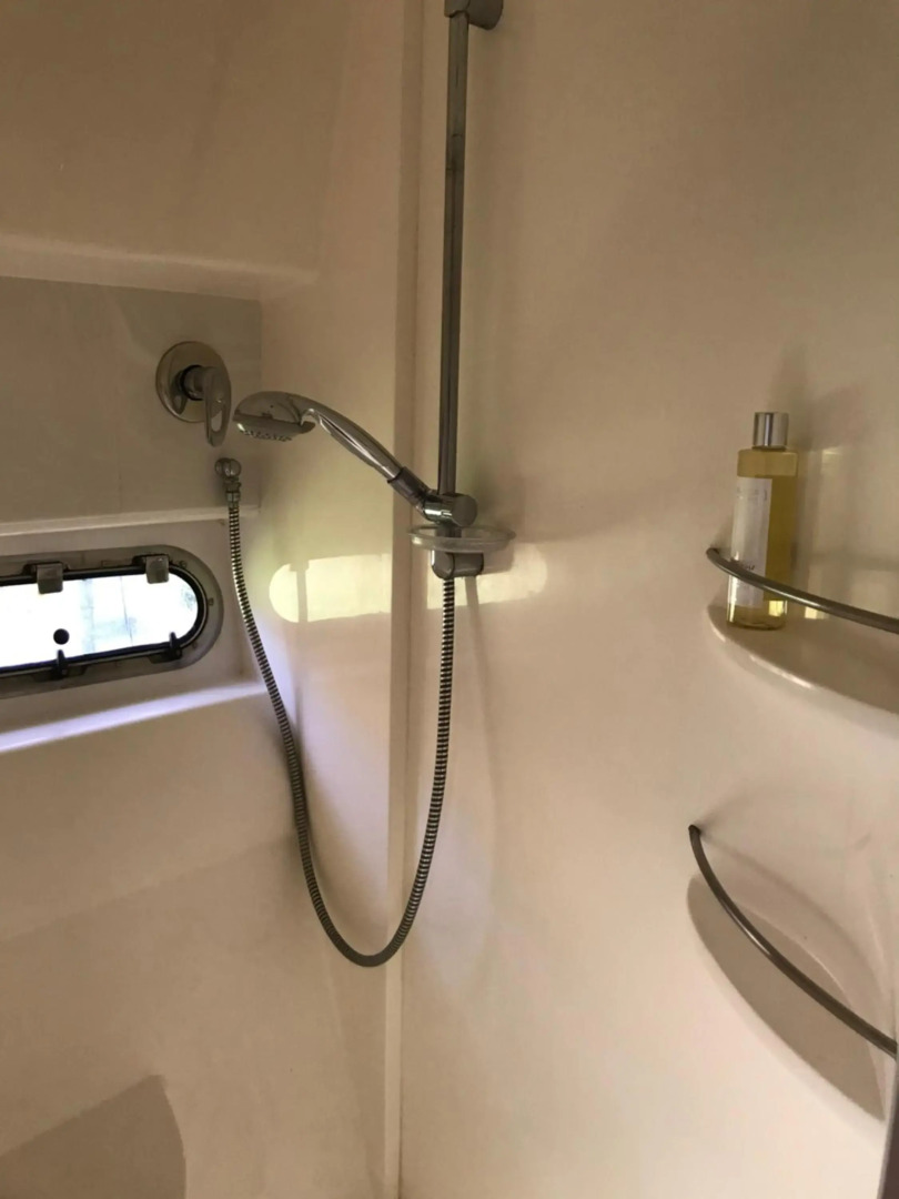 ENTIRE -HEATED -LUXURY YACHT - moored on Private Island -WIFI -sleeps up to 4 Adults or Adults with children over 2 years old -LAPLAND UK THORPE PARK LEGOLAND WINDSOR CASTLE HEATHROW ASCOT RACES WENTWORTH SAVILLE GARDENS LONDON