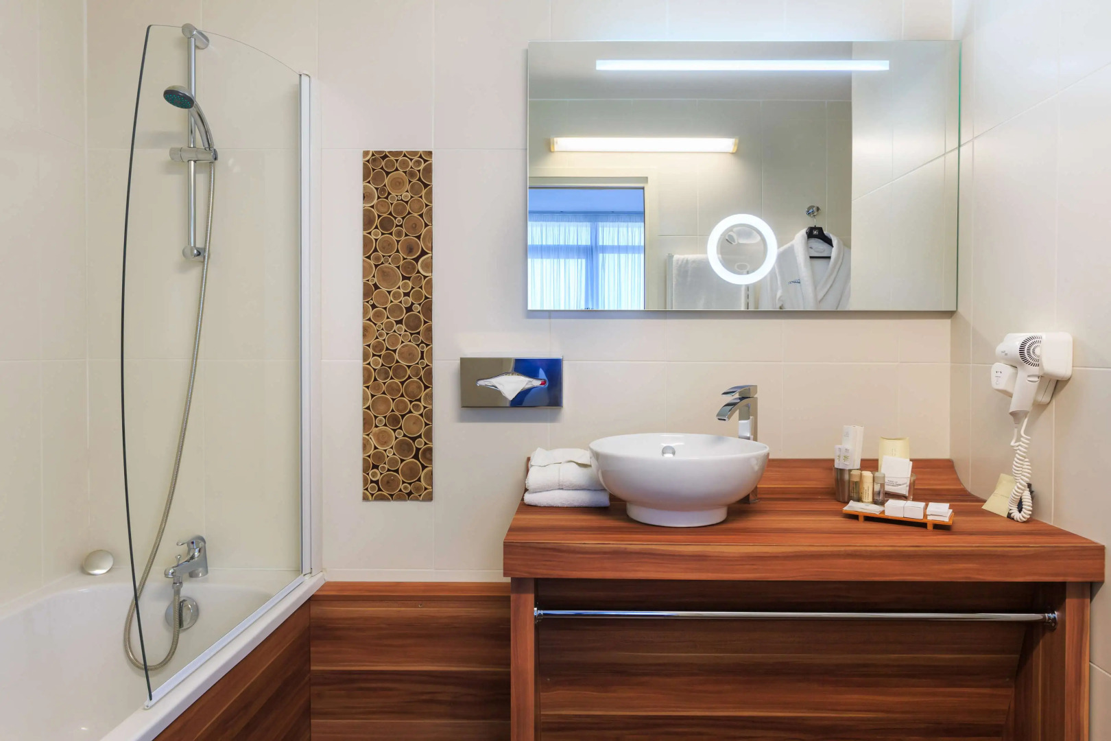 Gatsby Hotel & Restaurant by Happyculture