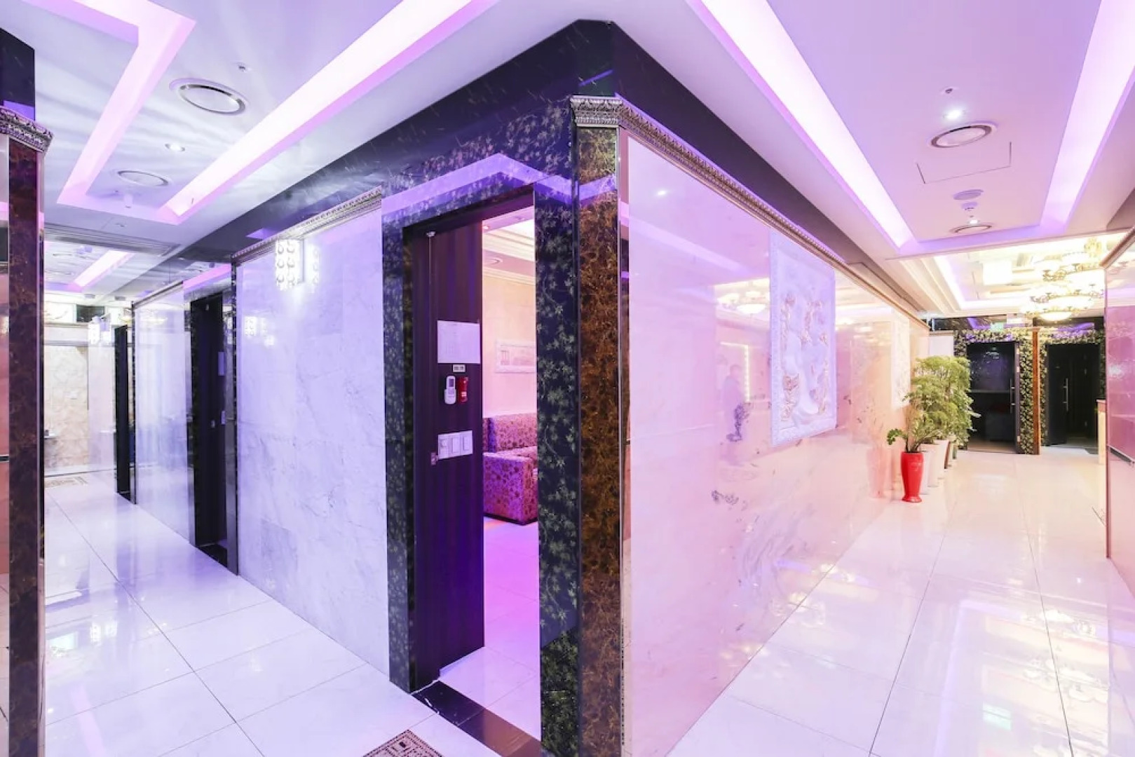 Themepark Tourist Hotel