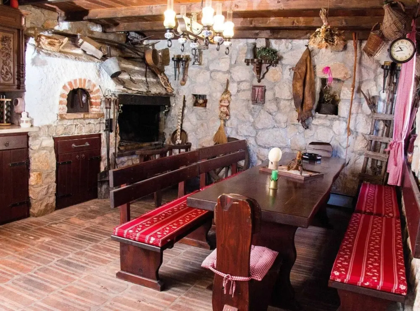 Authentic Dalmatian Hillside Escape With Pool, Sauna & BBQ