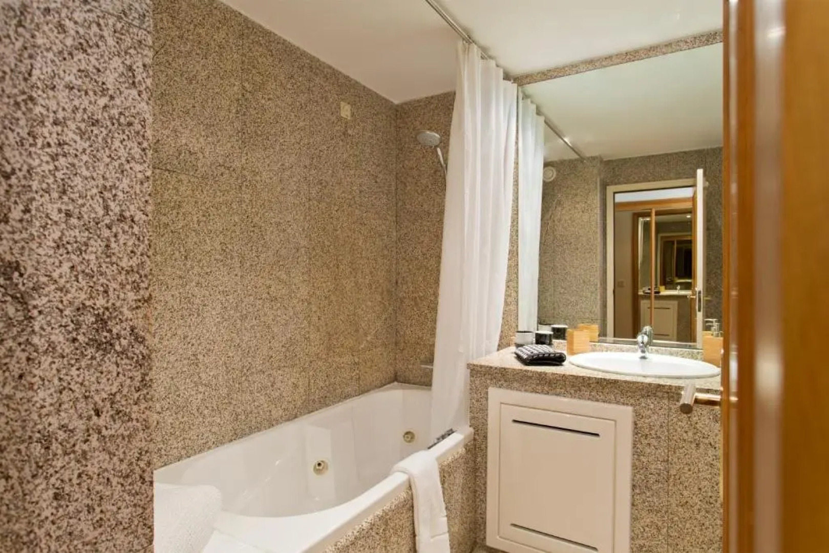 Exclusive Luxury4you – Beachfront Boutique Penthouse Apt!