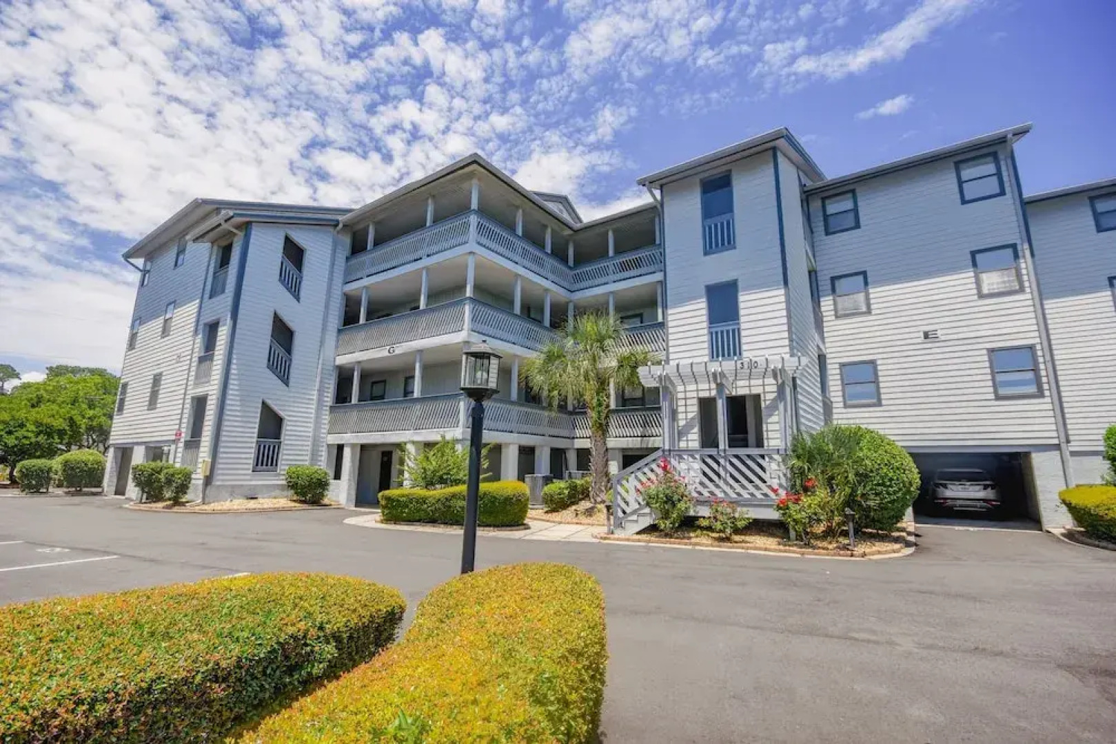 Hermitage 1g 2 Bedroom Condo by RedAwning