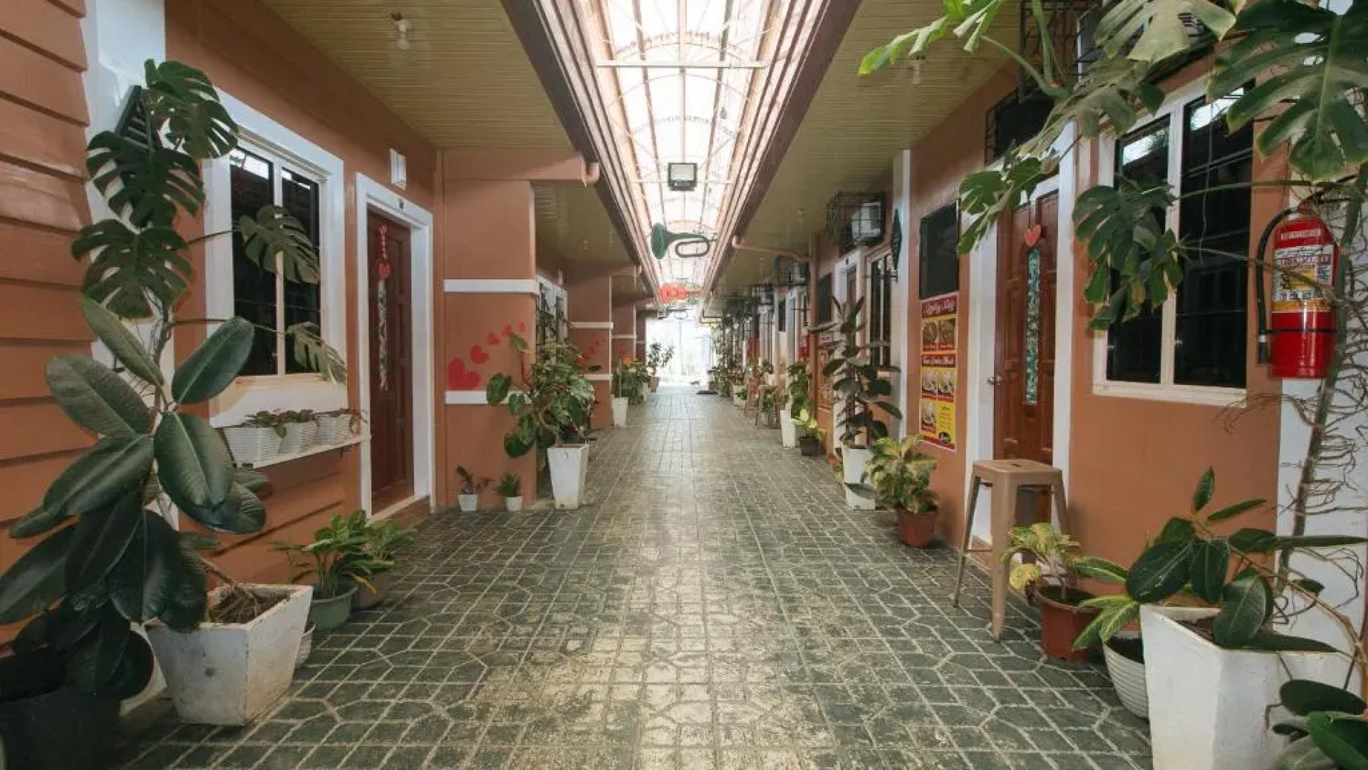 Queens Hometel by Oyo Rooms