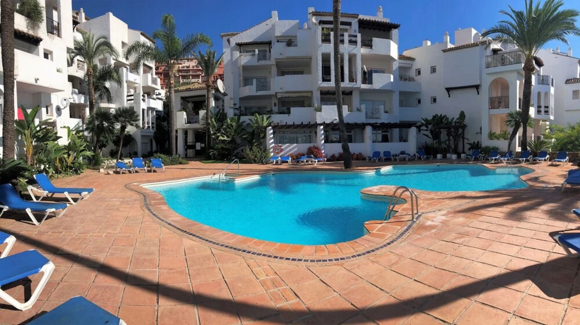 2274-Bonito bajo con piscina