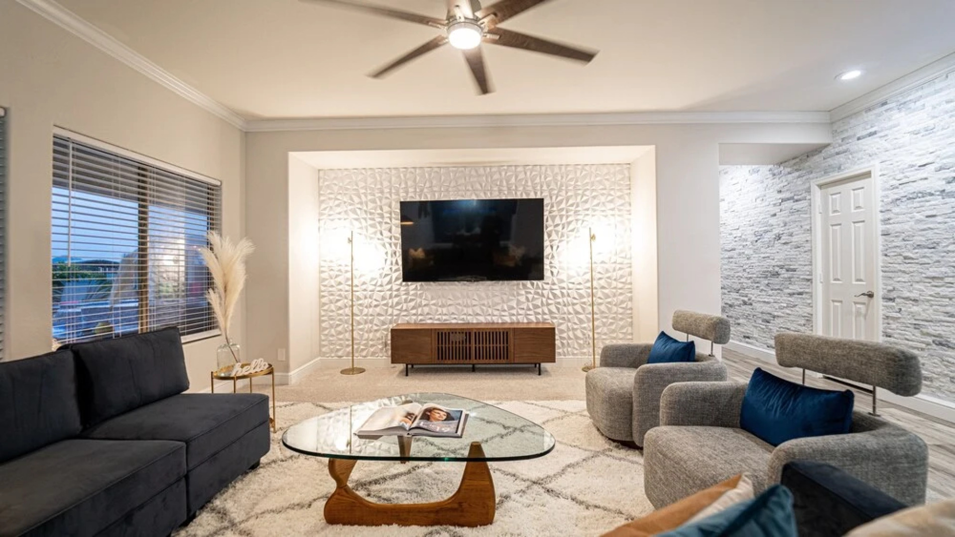 Desert Queen 4 Bedroom Home by RedAwning