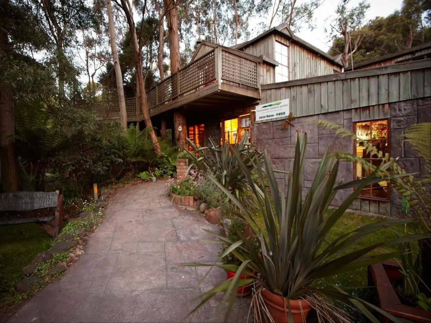 Crayfish Creek Van & Cabin Park