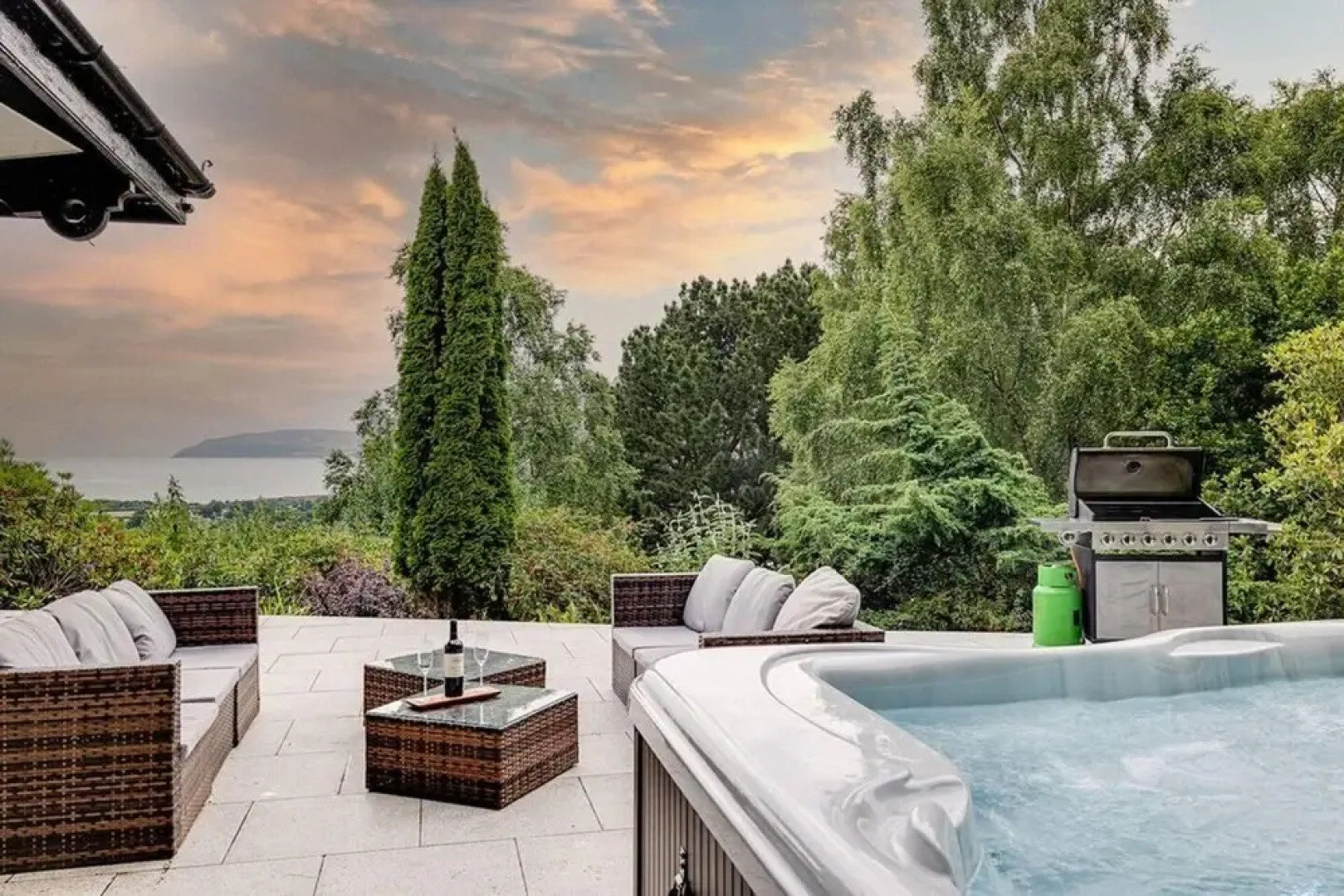 Delightful Holiday Home With sea Views and Hot Tub