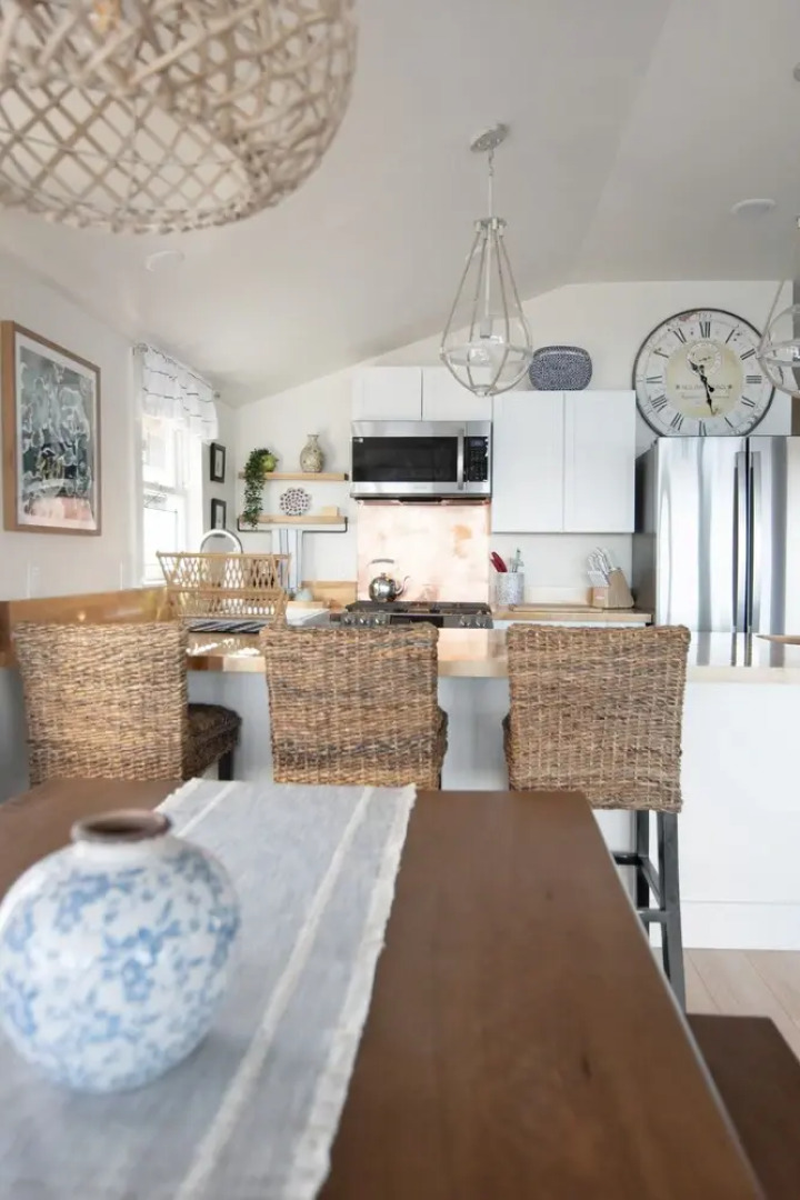 Cozy Lakeshore Cottage