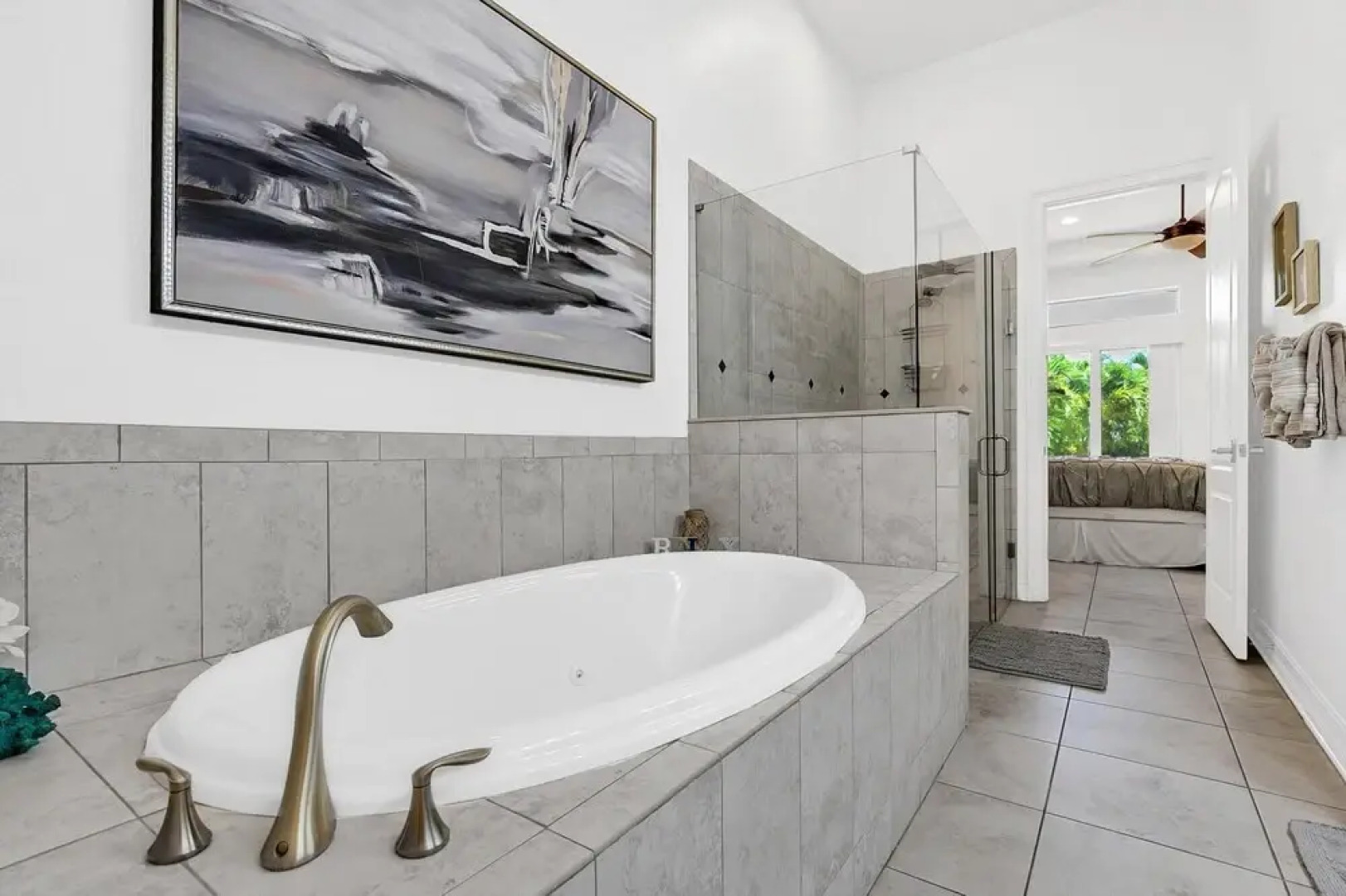 Upscale Private Home 10-min Walk to Canova Beach