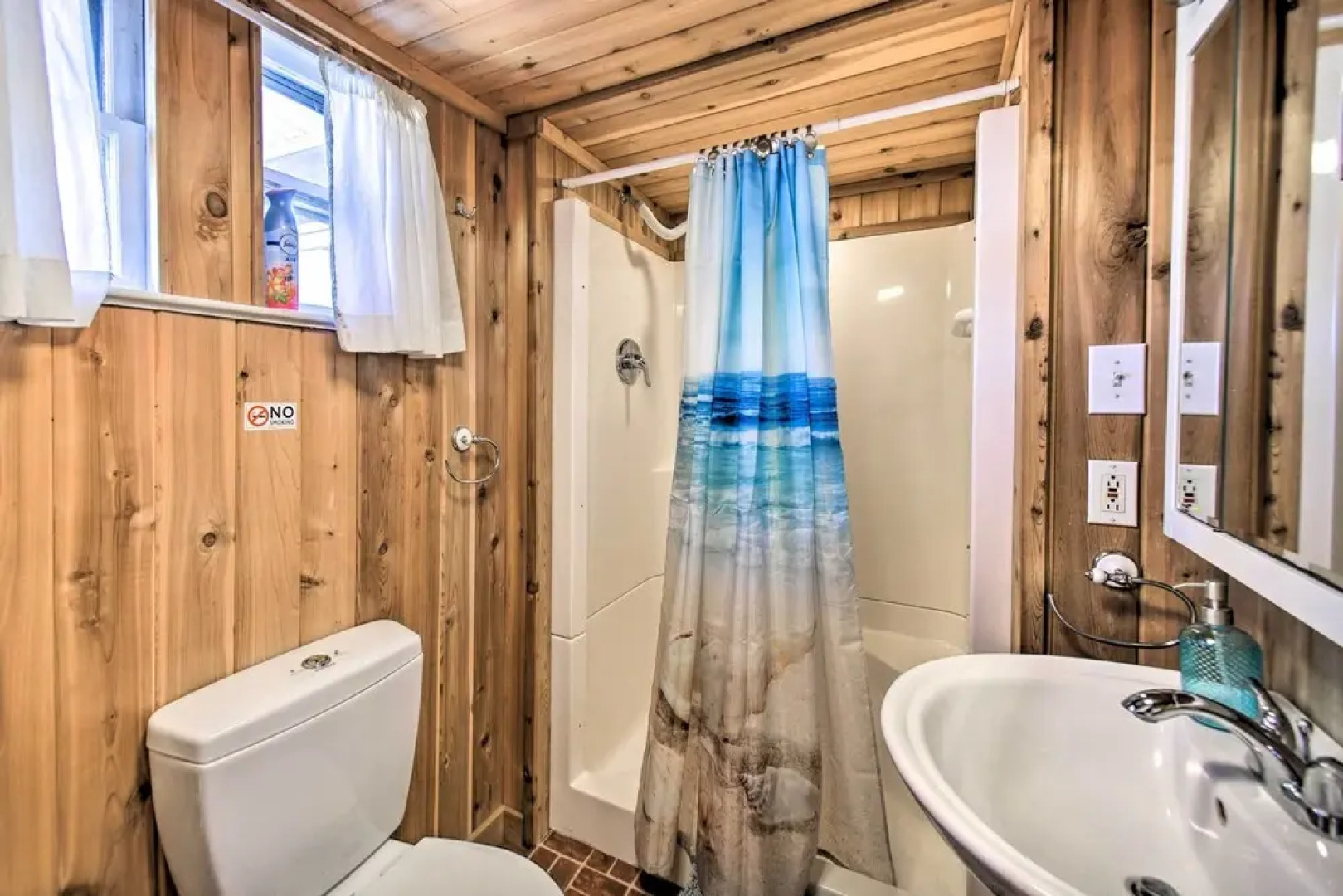 Chincoteague House w/ Enclosed Porch + Deck