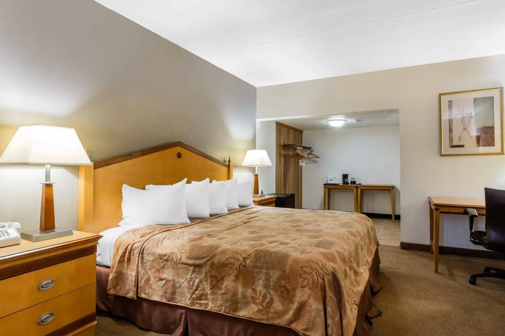 Econo Lodge Inn & Suites