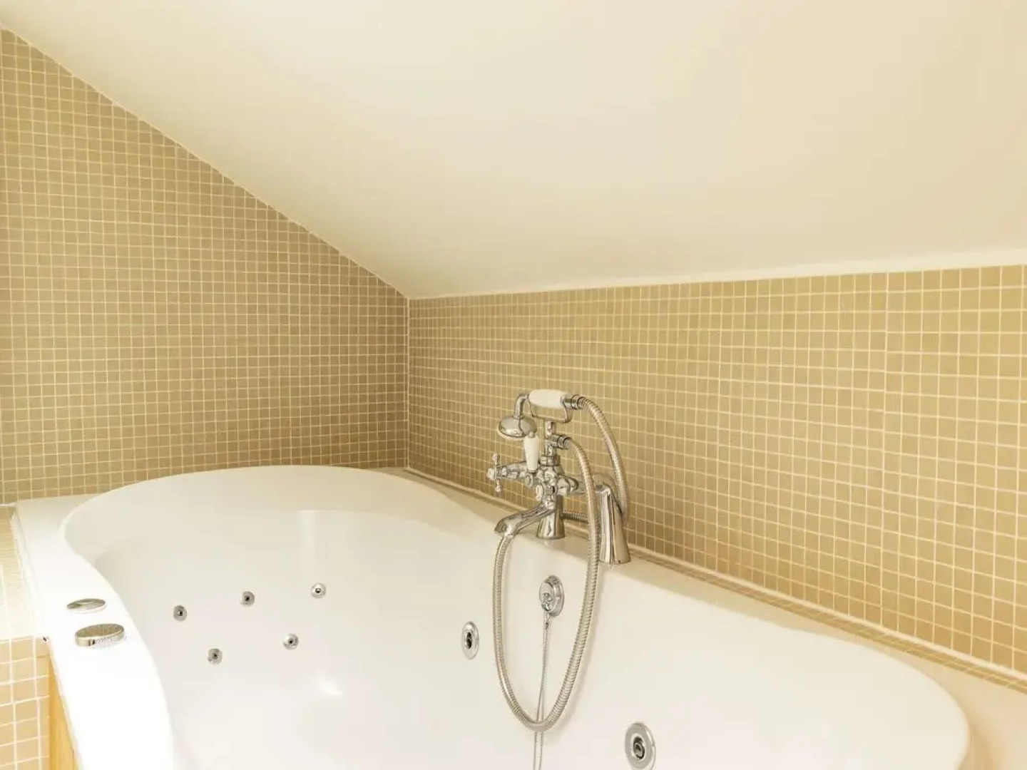 Luxury refurbished Gamekeeper's cottage, 15 acres of woodland by Hadrian's Wall