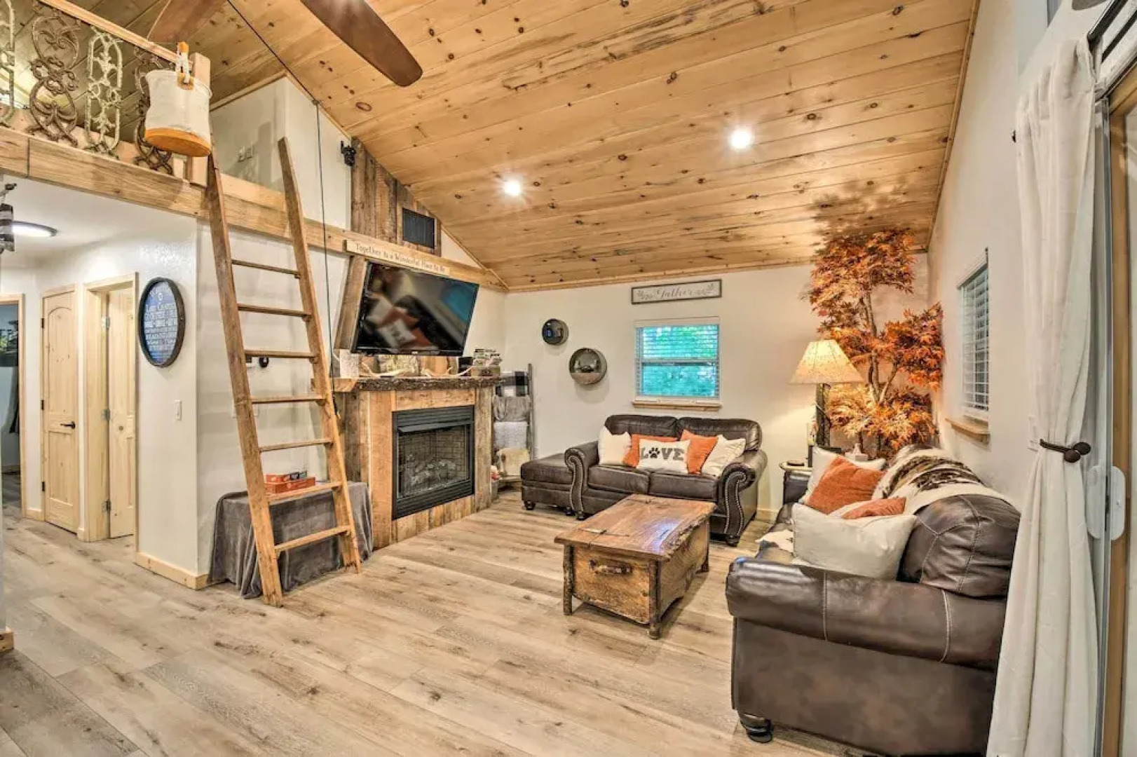 Hiawassee Getaway w/ Hot Tub, Deck & Lake Access!