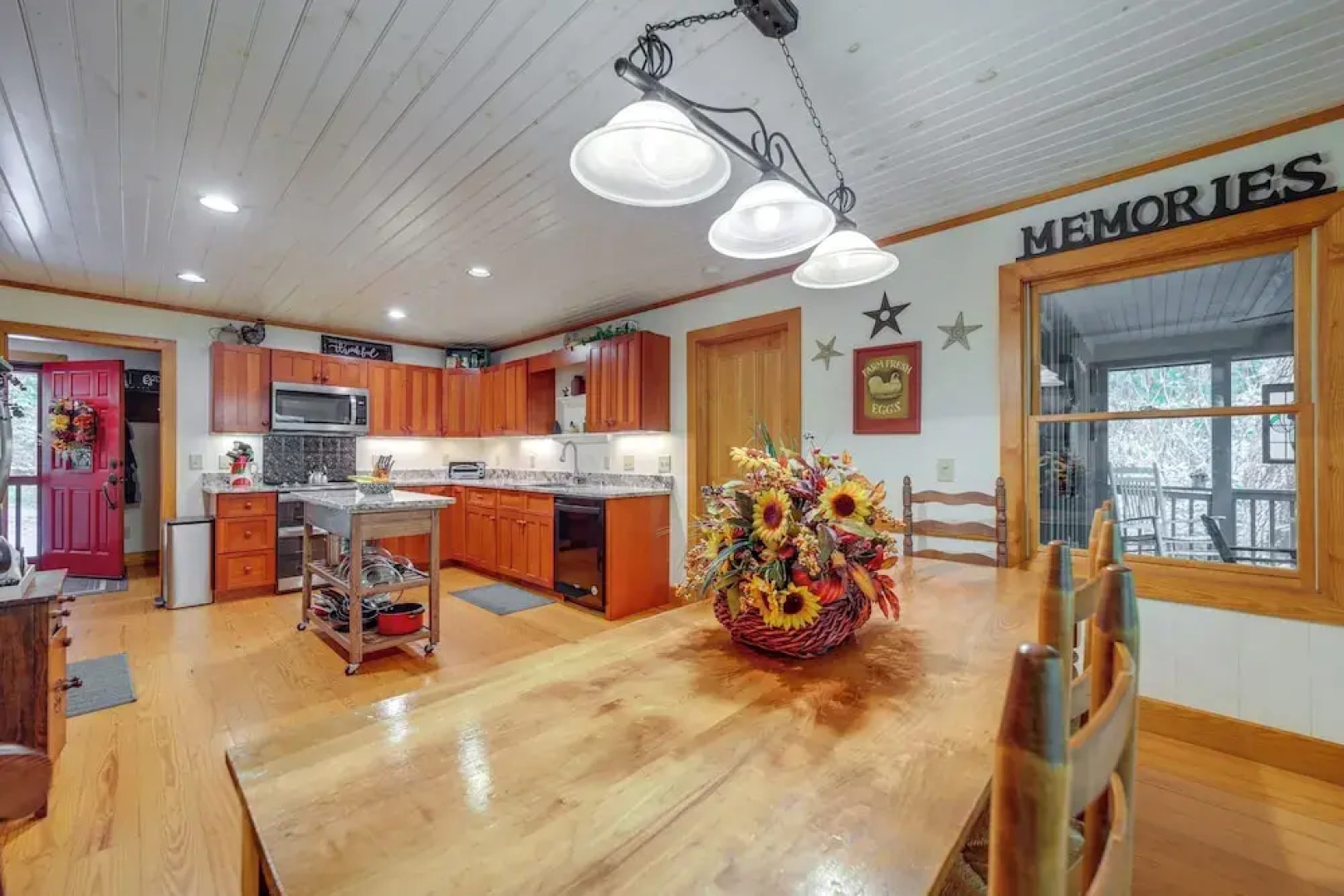 Creekside Family Retreat by Waterfalls & Hiking!