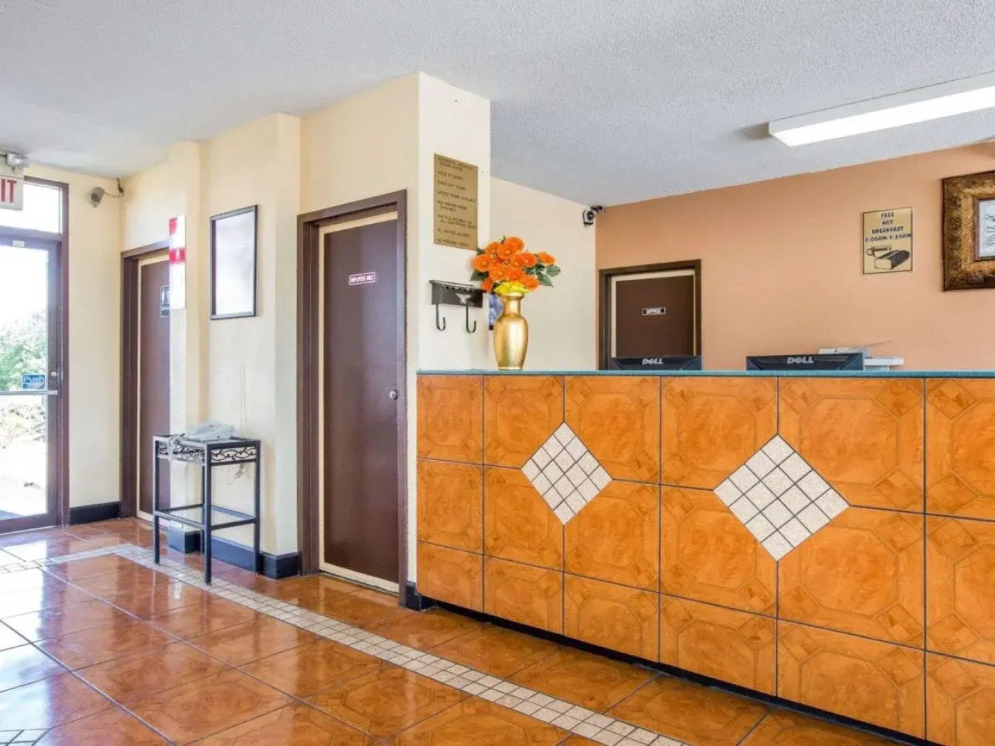 Econo Lodge  Inn & Suites Macon West