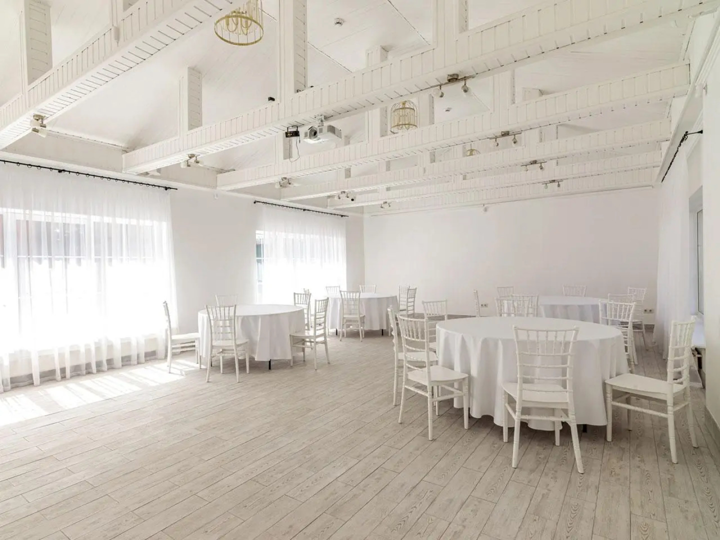 Дом с бассейнами и банкетным залом на Дмитровском шоссе