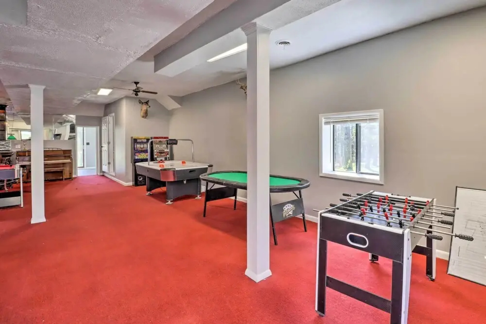 3 Mi to Lake: Spacious Tobyhanna Home & Guest Home