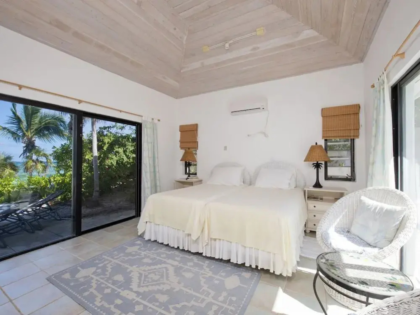 Tropical Hideaway: Charming Cottage Near Pink Sands Beach