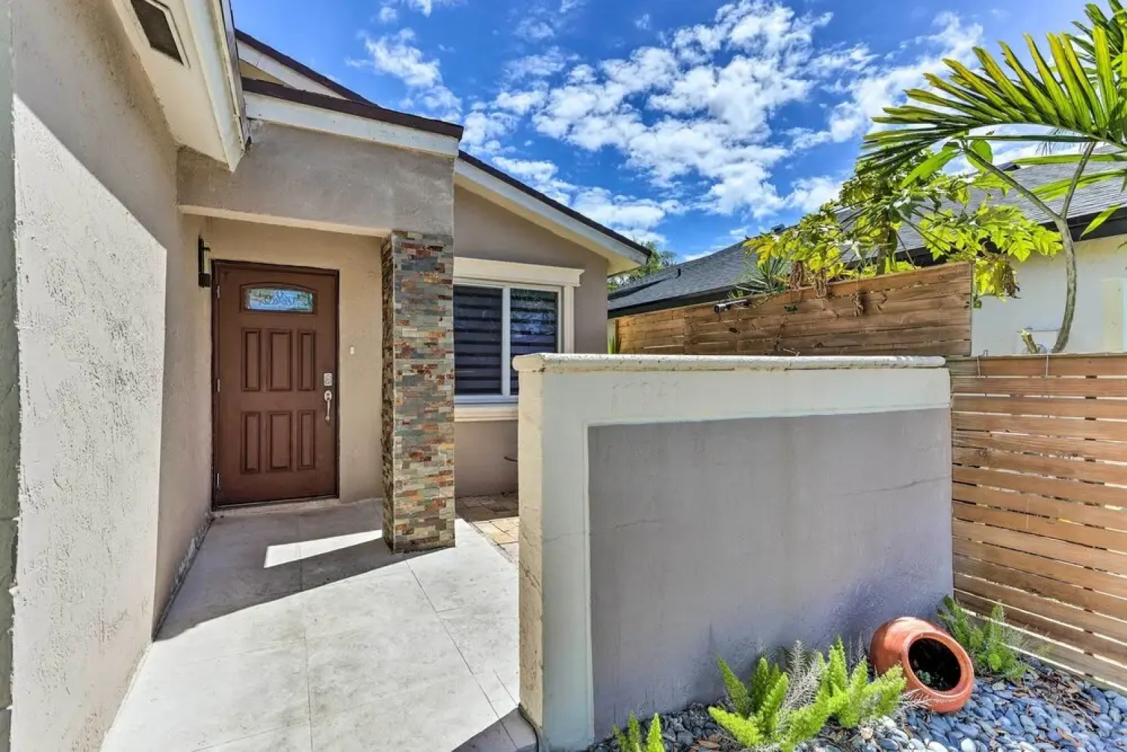 Sunny Miami Retreat - Pool, Patio & Gas Grill!