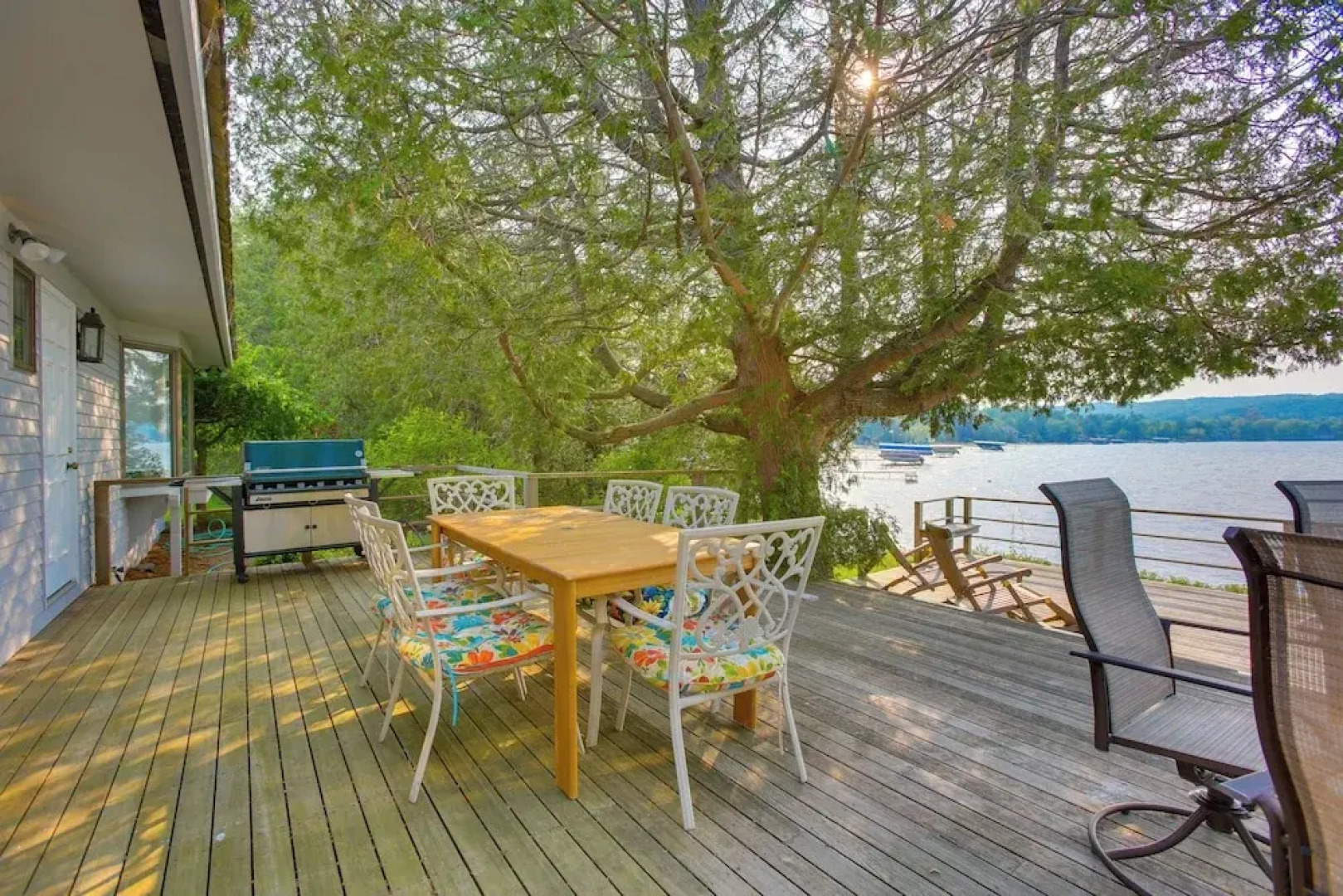 2 Living Areas, Tennis! Waterfront Suttons Bay Gem
