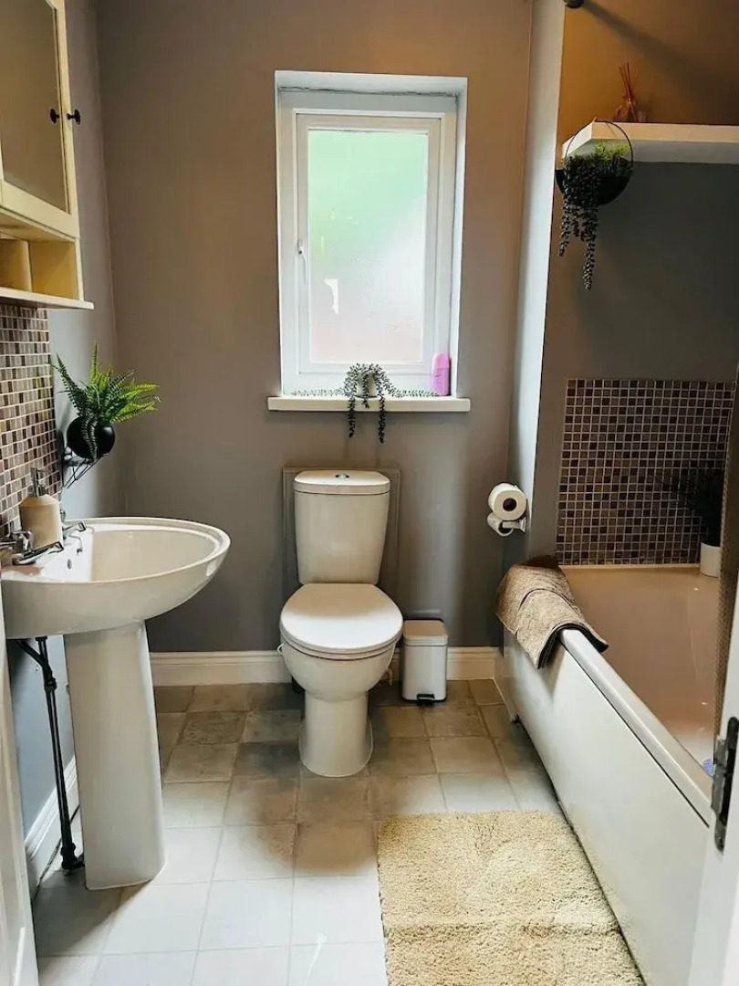 Luxury 4 bed House Sleeps 8, Enjoy in Comfort