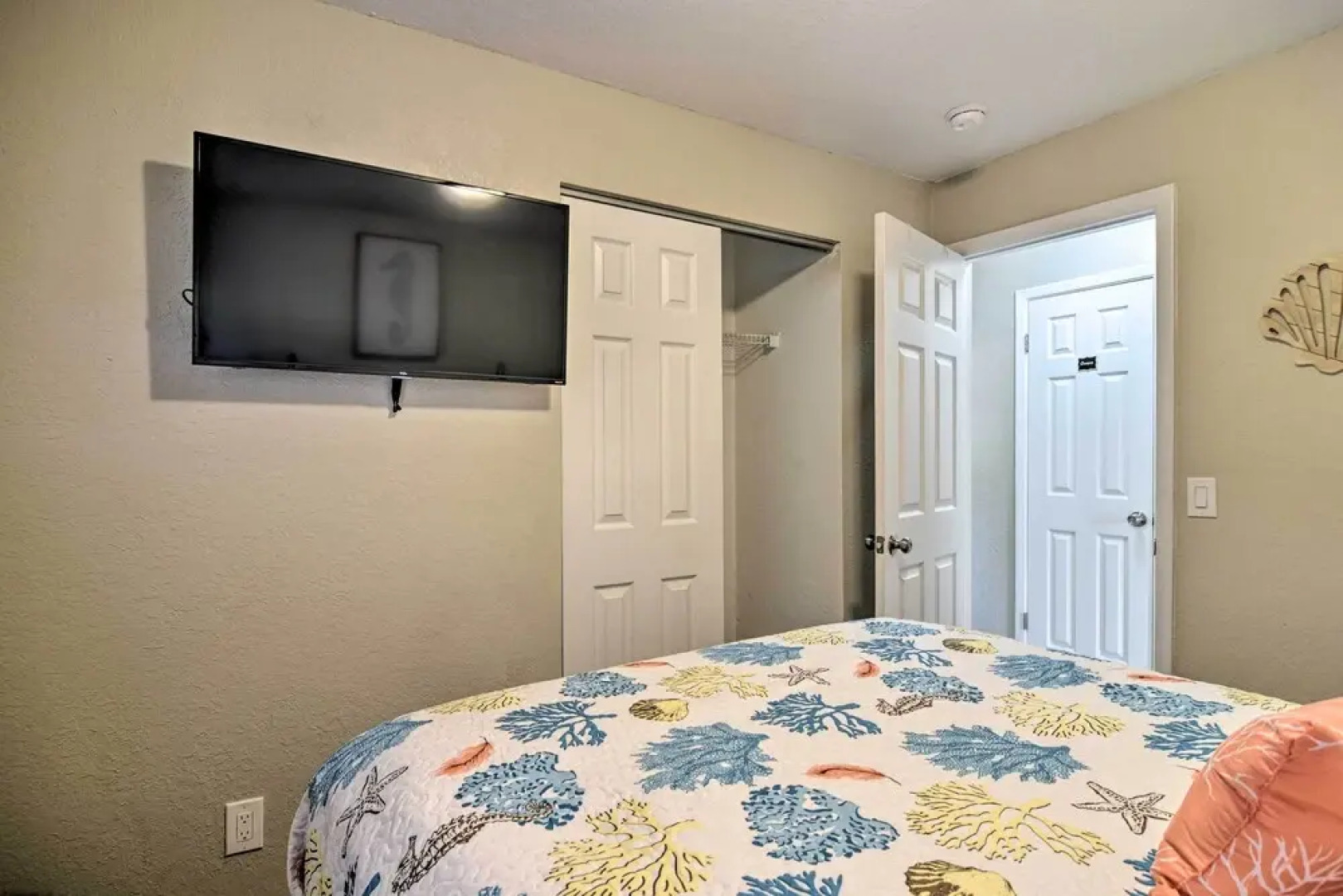 Beach-style Getaway w/ Lanai ~ 4 Mi to Beaches!