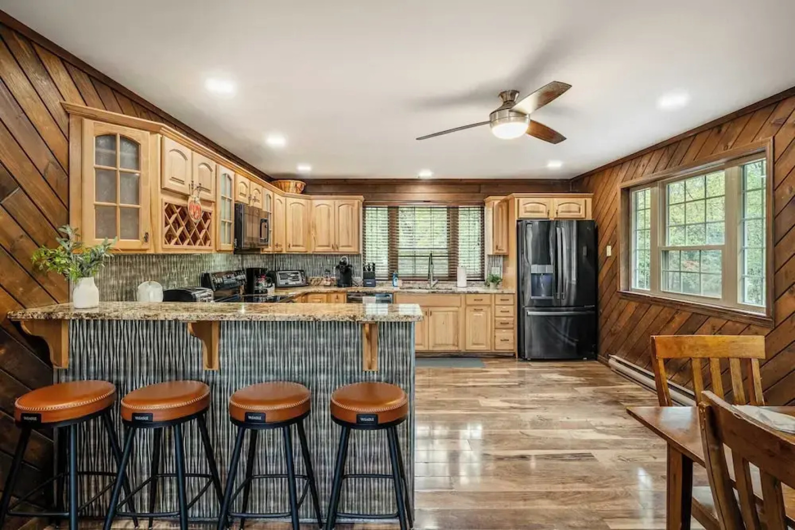 Sky View Chalet by Avantstay Stunning Interior, Spacious Deck, Hot Tub, & View