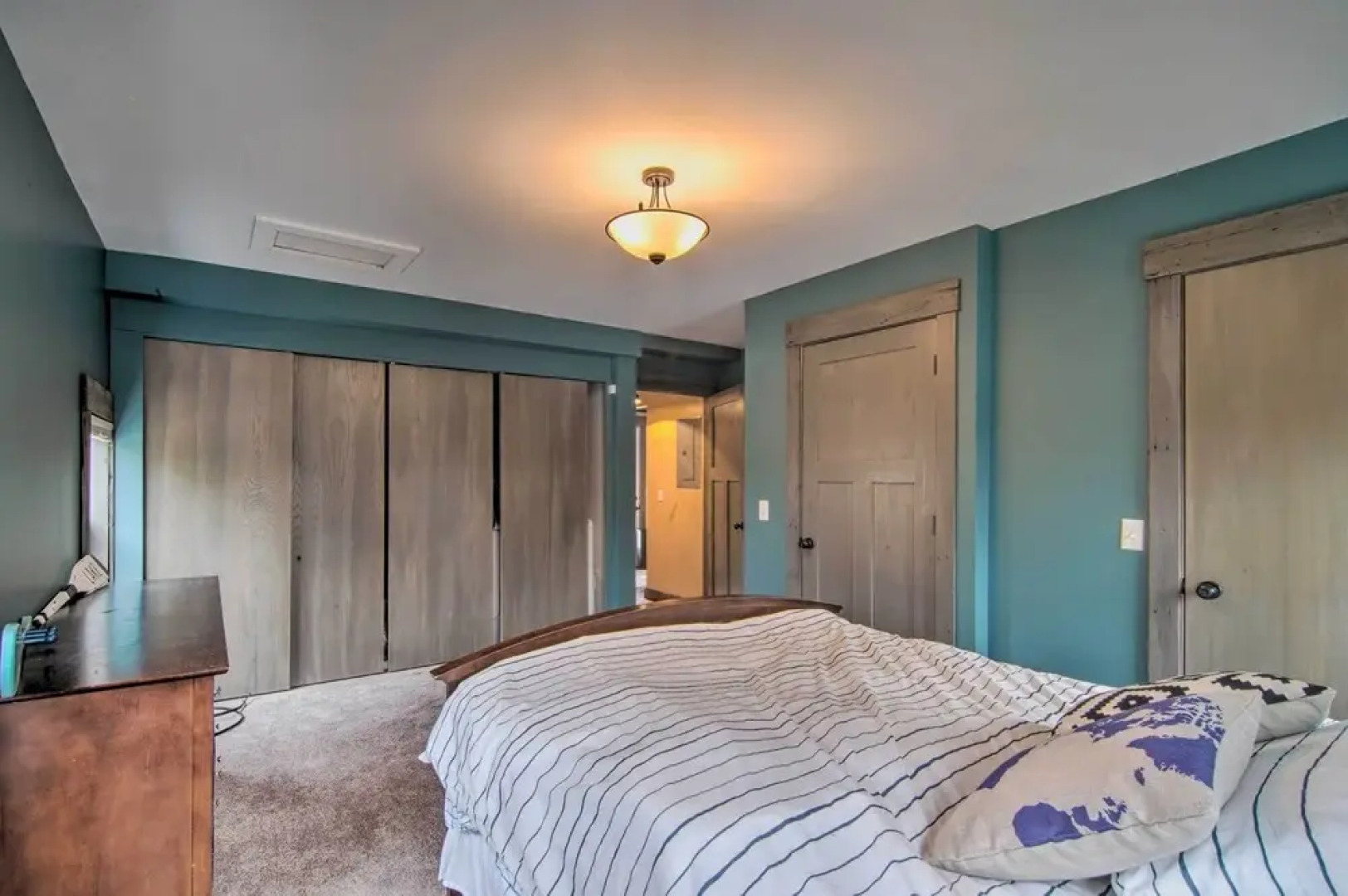 Charming Retreat - Walk to Lake Koshkonong!