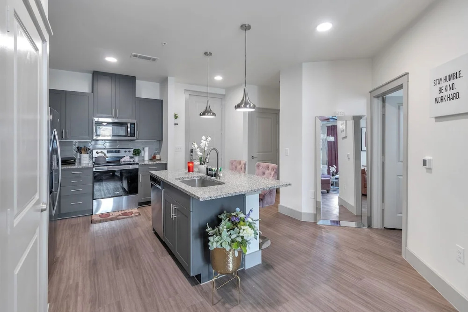 Location! Location! Cozy & Luxe 1 Bedroom Apts by Redawning