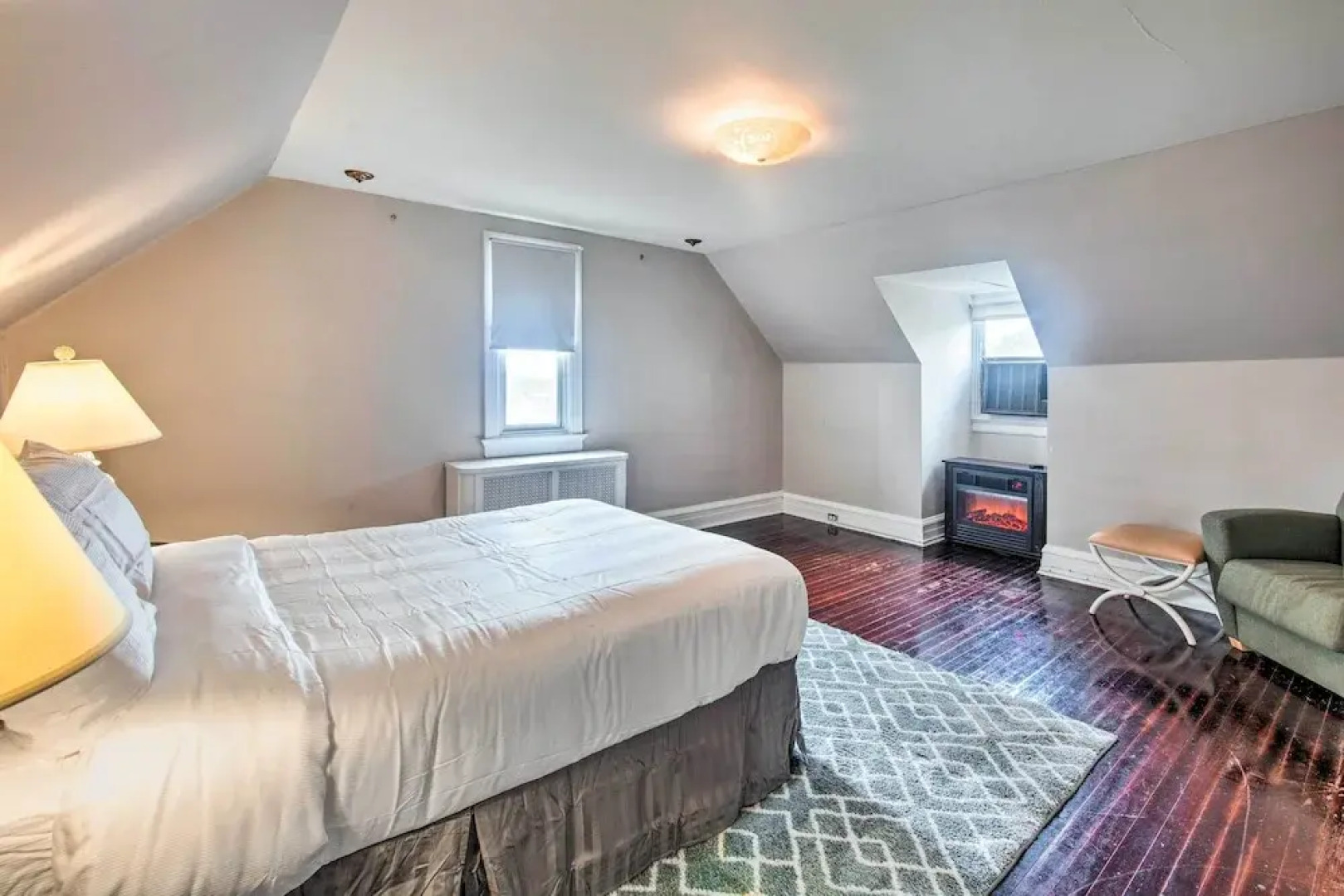 Walk to Shops, Dining & City Park: Reading Apt