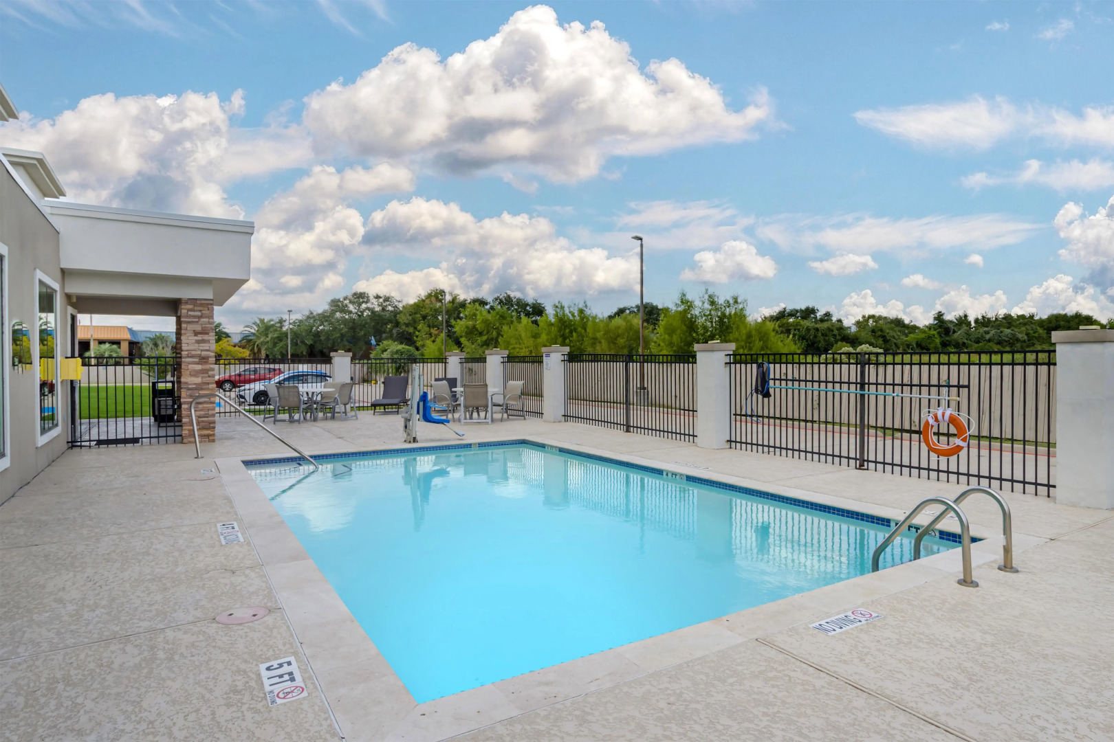 Best Western Plus Bay City Inn & Suites